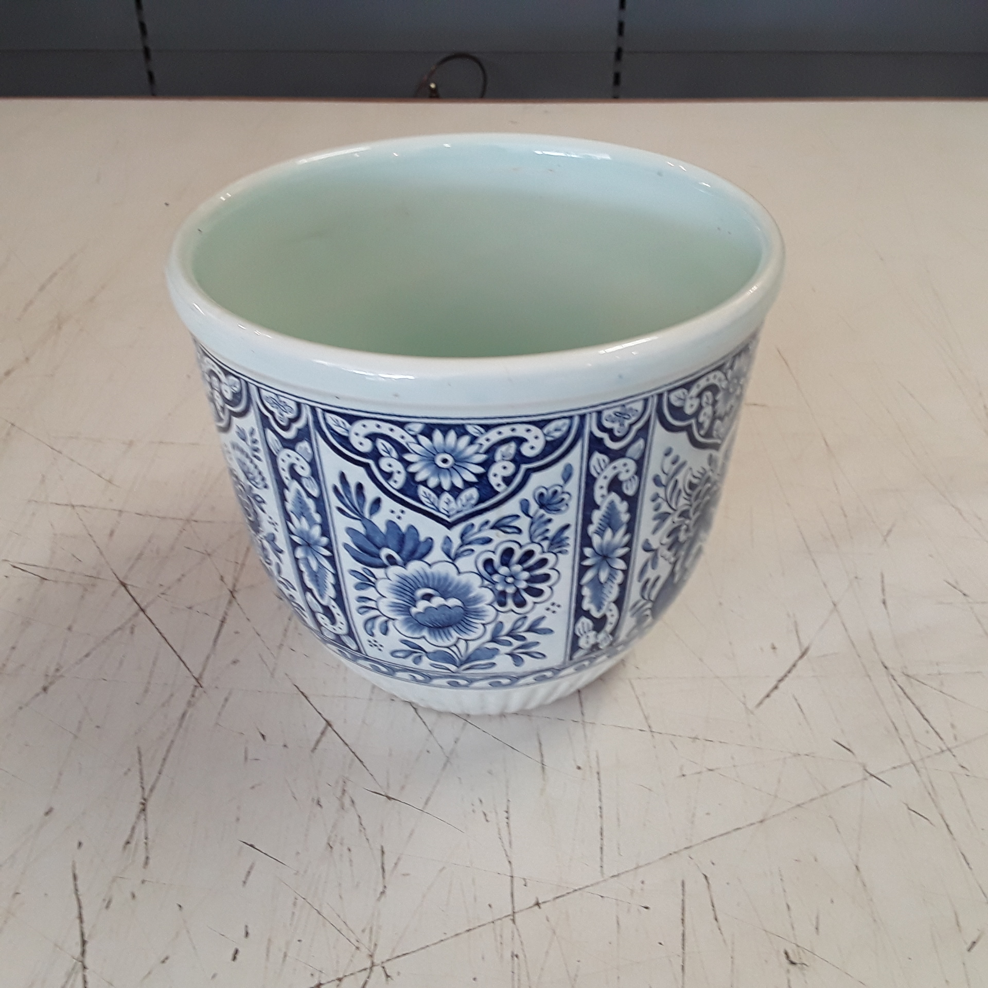 <p>Cache pot Delft<br />15,00 € T.T.C<br /><a href="/Article/122352?type=depose" style="color:white;" target="_blank">Lien vers l&#39;article</a></p>