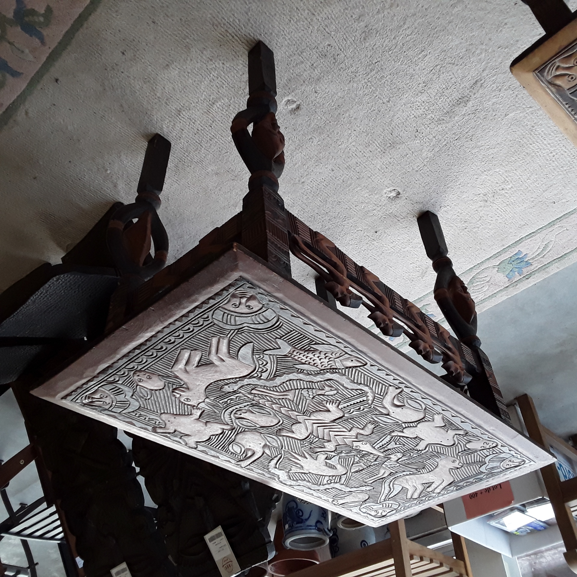 <p>Table africaine rect<br />92 x 48 x H 71 Cm<br />90,00 € T.T.C<br /><a href="/Article/122912?type=depose" style="color:white;" target="_blank">Lien vers l'article</a></p>