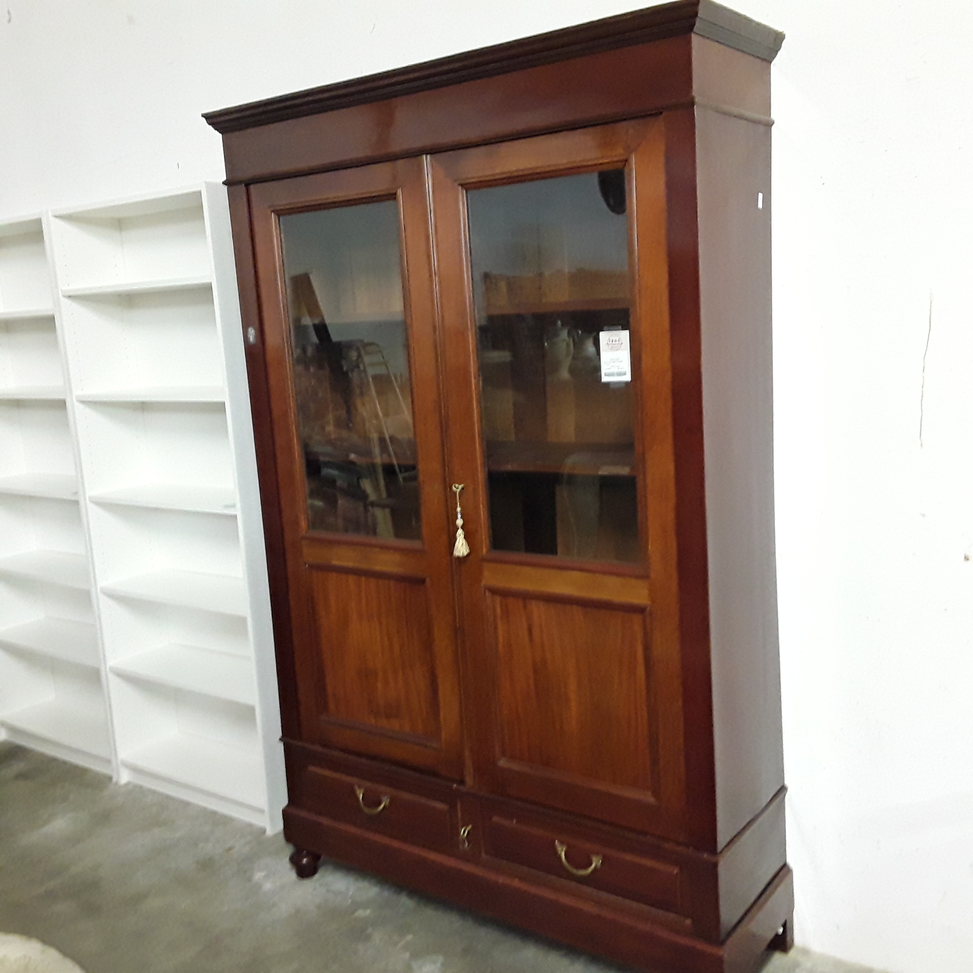 <p>Vitrine en acajou 2 portes<br />2 tiroirs<br />156,00 € T.T.C<br /><a href="/Article/122320?type=depose" style="color:white;" target="_blank">Lien vers l&#39;article</a></p>