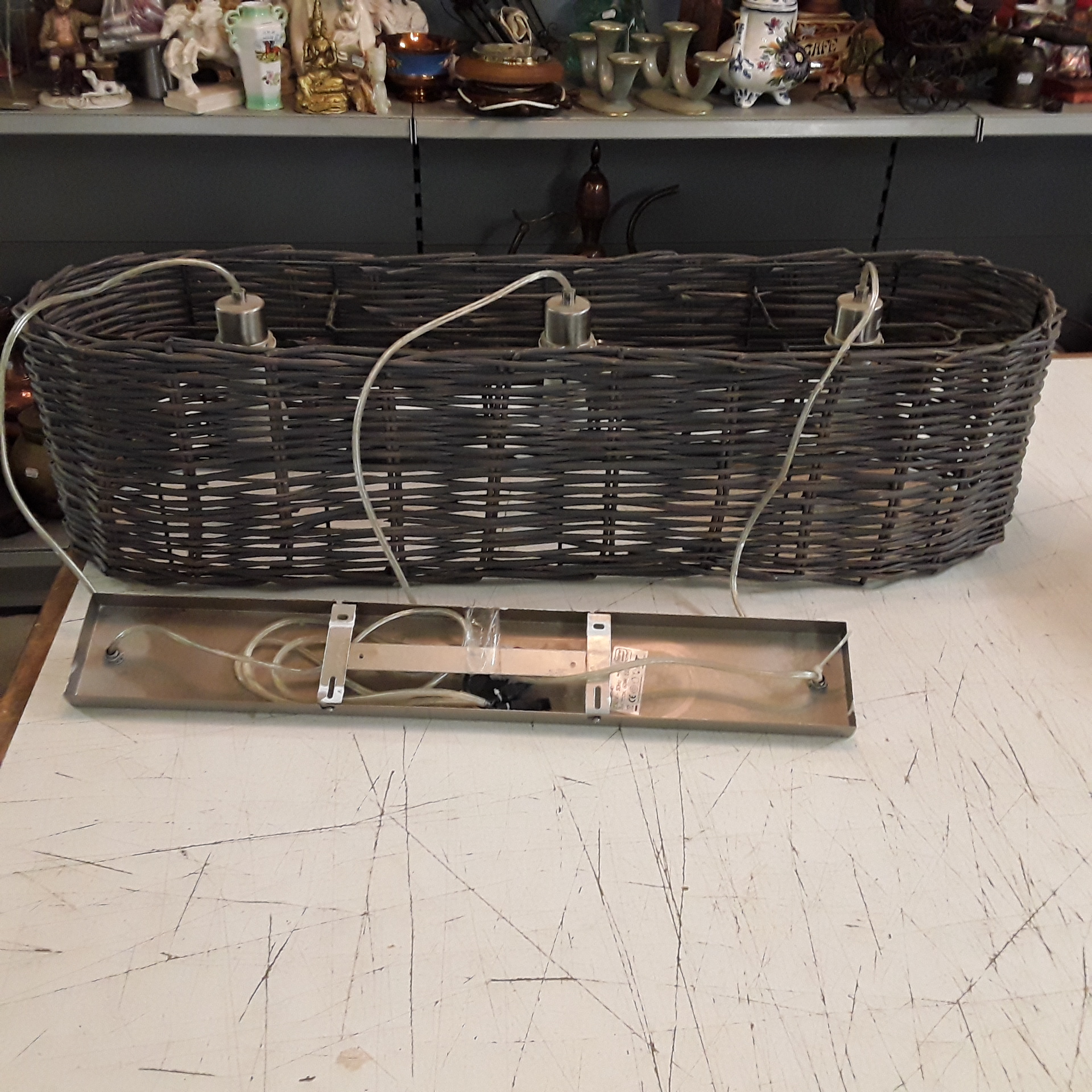 <p>Lustre ovale en osier<br />3 lampes<br />30,00 € T.T.C<br /><a href="/Article/122621?type=depose" style="color:white;" target="_blank">Lien vers l&#39;article</a></p>