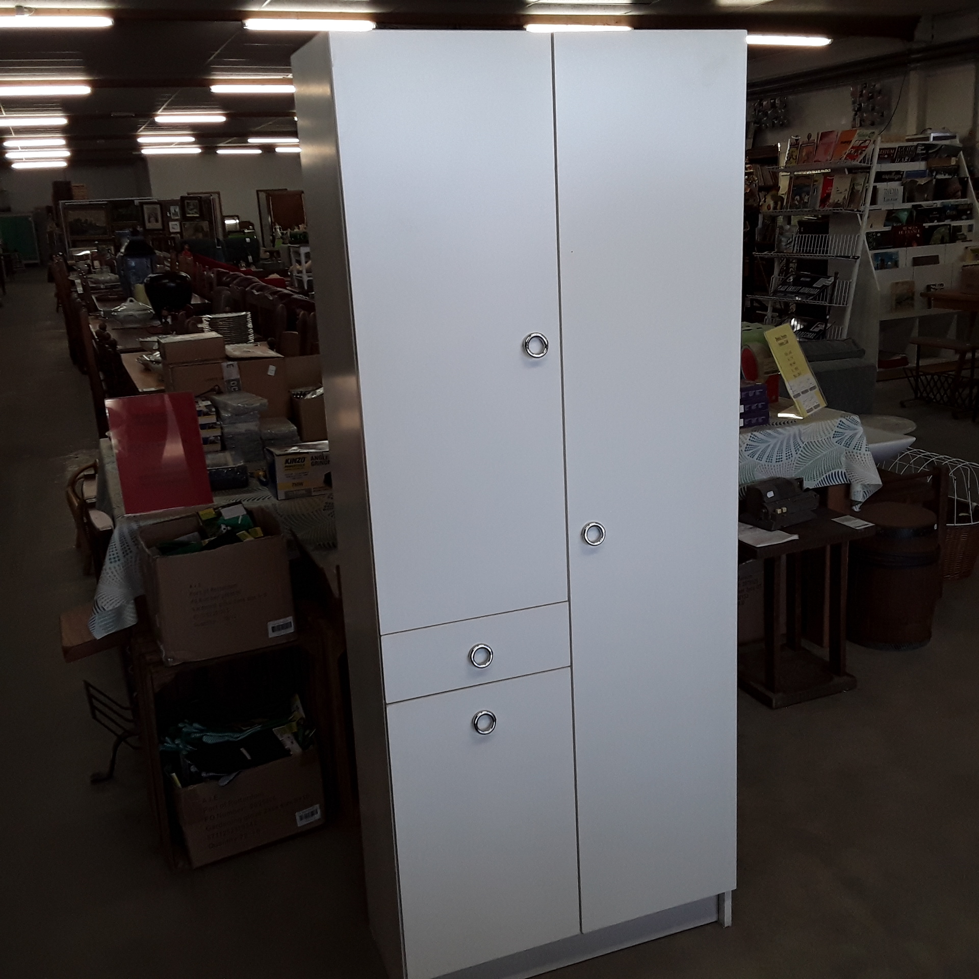 <p>Meuble 2 portes 1 tiroir<br />1 bac à linges<br />30,00 € T.T.C<br /><a href="/Article/120915?type=depose" style="color:white;" target="_blank">Lien vers l&#39;article</a></p>