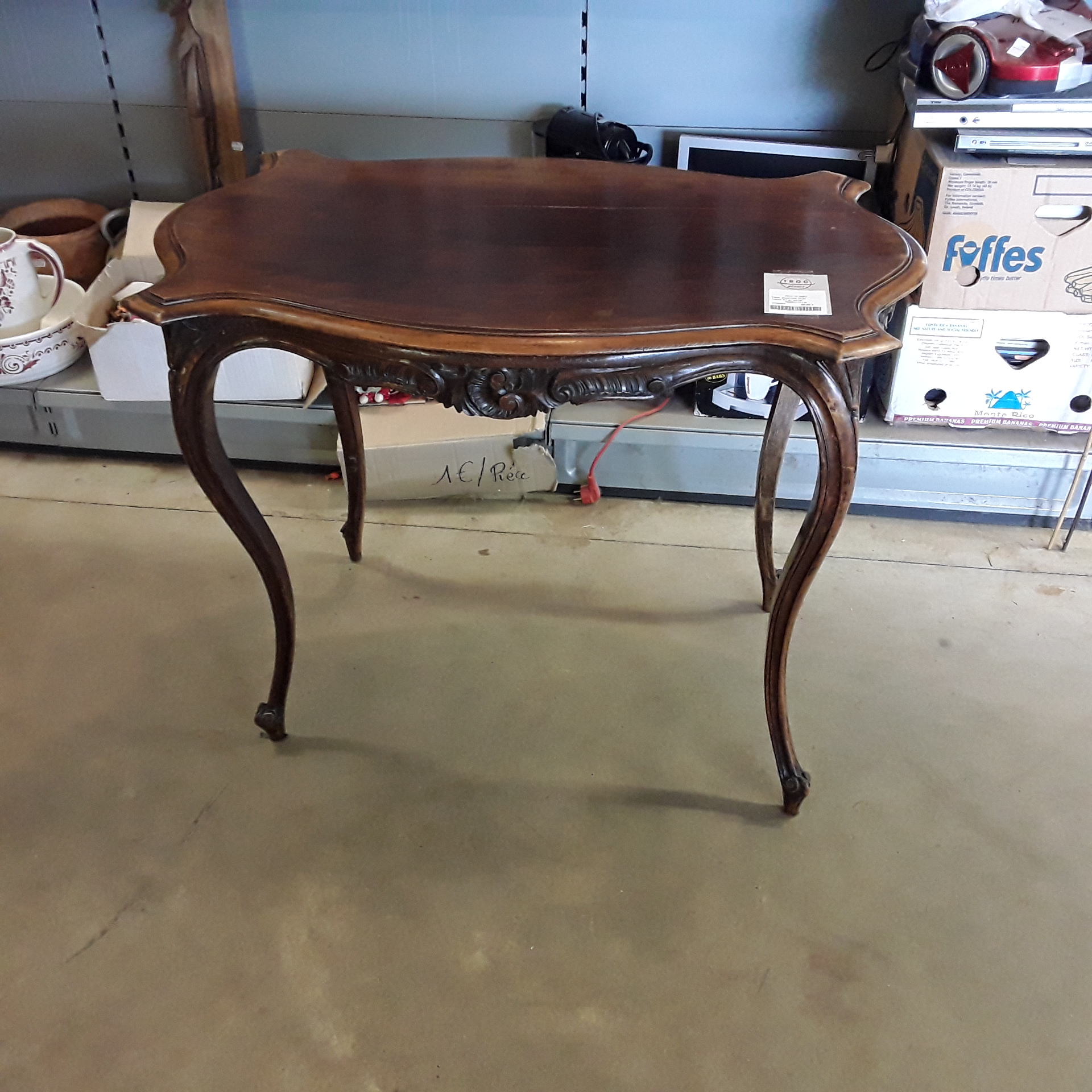 <p>Table d'appoint style<br /> Louis XV en noyer<br />60,00 € T.T.C<br /><a href="/Article/121776?type=depose" style="color:white;" target="_blank">Lien vers l&#39;article</a></p>