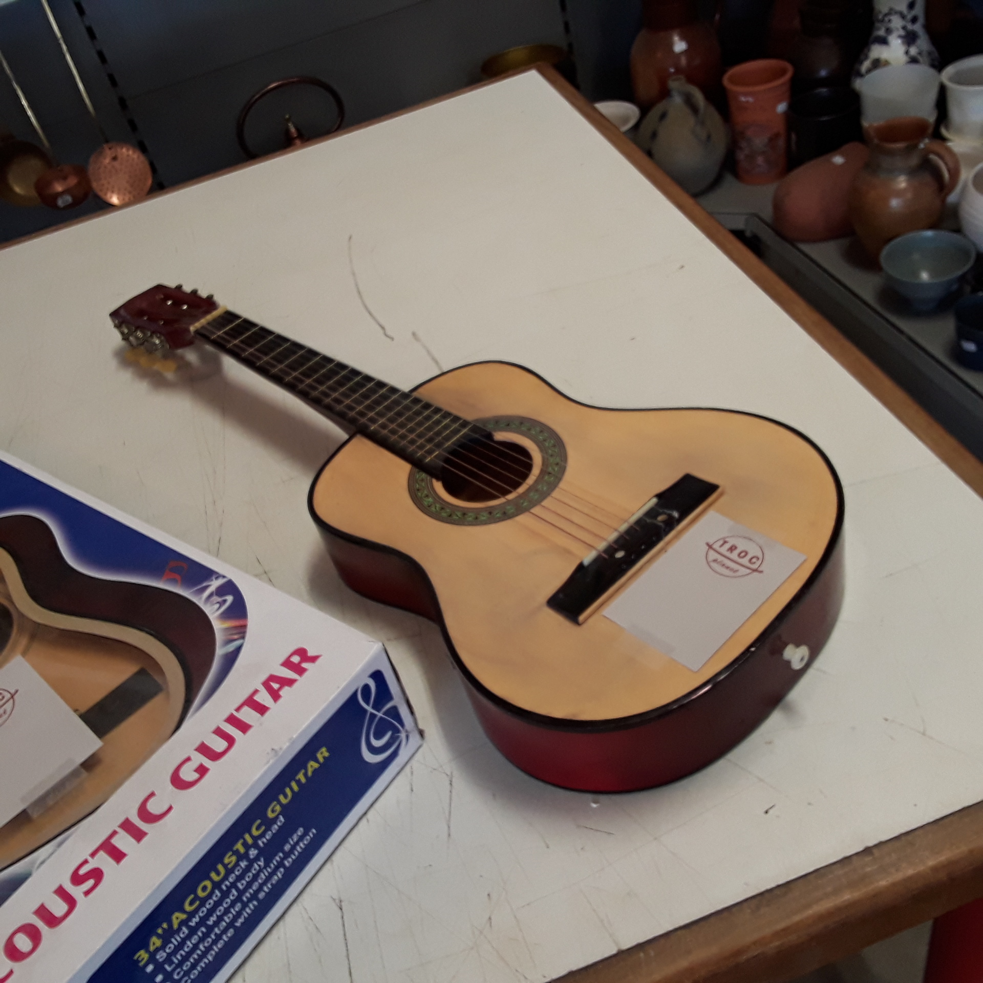 <p>Guitare 1/2 sans marque<br />20,00 € T.T.C<br /><a href="/Article/121720?type=depose" style="color:white;" target="_blank">Lien vers l&#39;article</a></p>