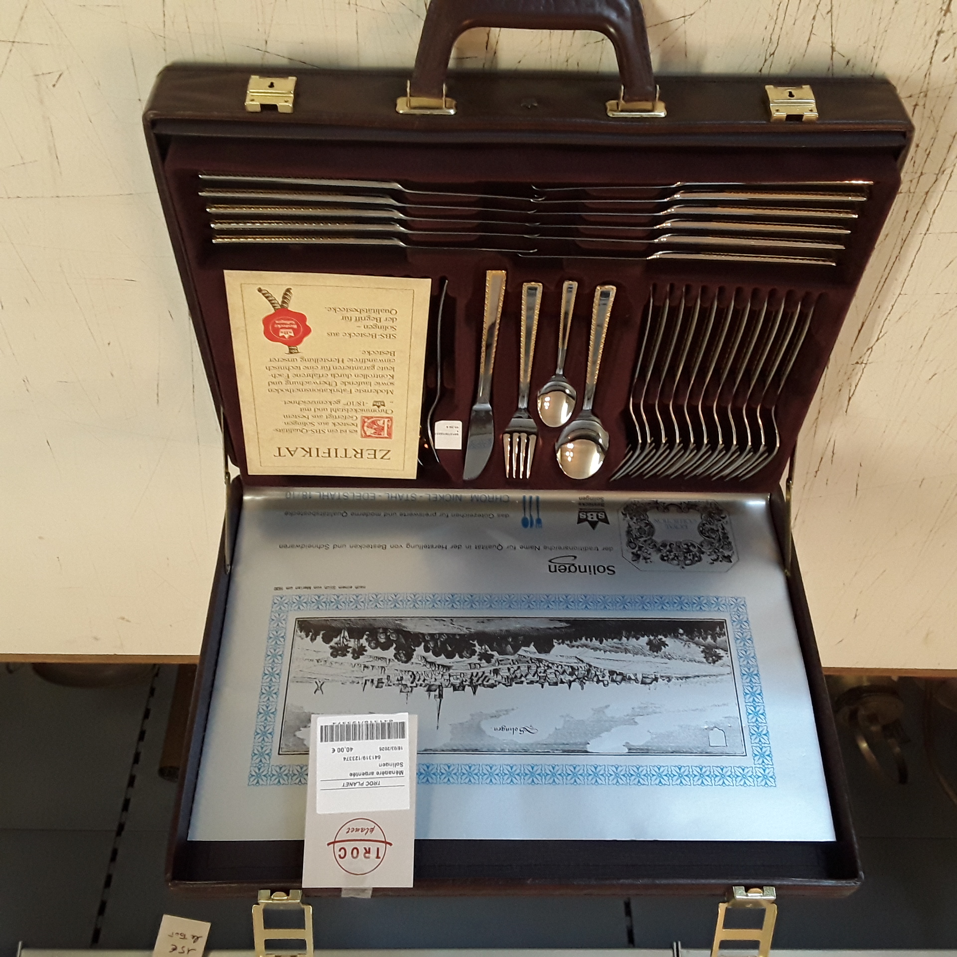 <p>Ménagère argentée<br />Solingen<br />40,00 € T.T.C<br /><a href="/Article/123374?type=depose" style="color:white;" target="_blank">Lien vers l'article</a></p>