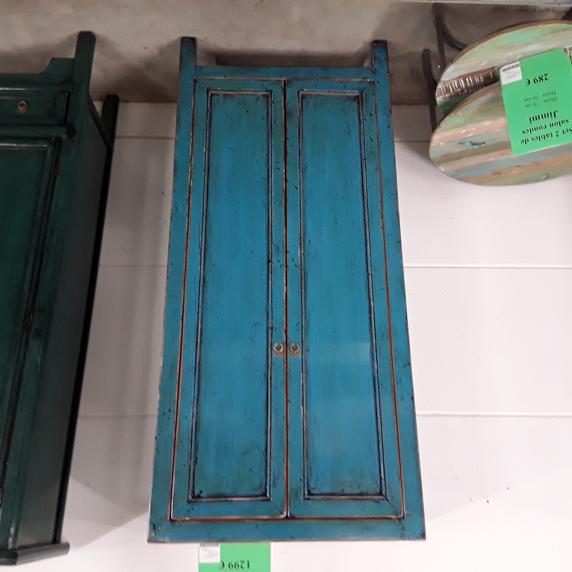 <p>Cabinet laqué bleu<br />turquoise 12634<br />1 299,00 € T.T.C<br /><a href="/Article/4363?type=neuf" style="color:white;" target="_blank">Lien vers l&#39;article</a></p>