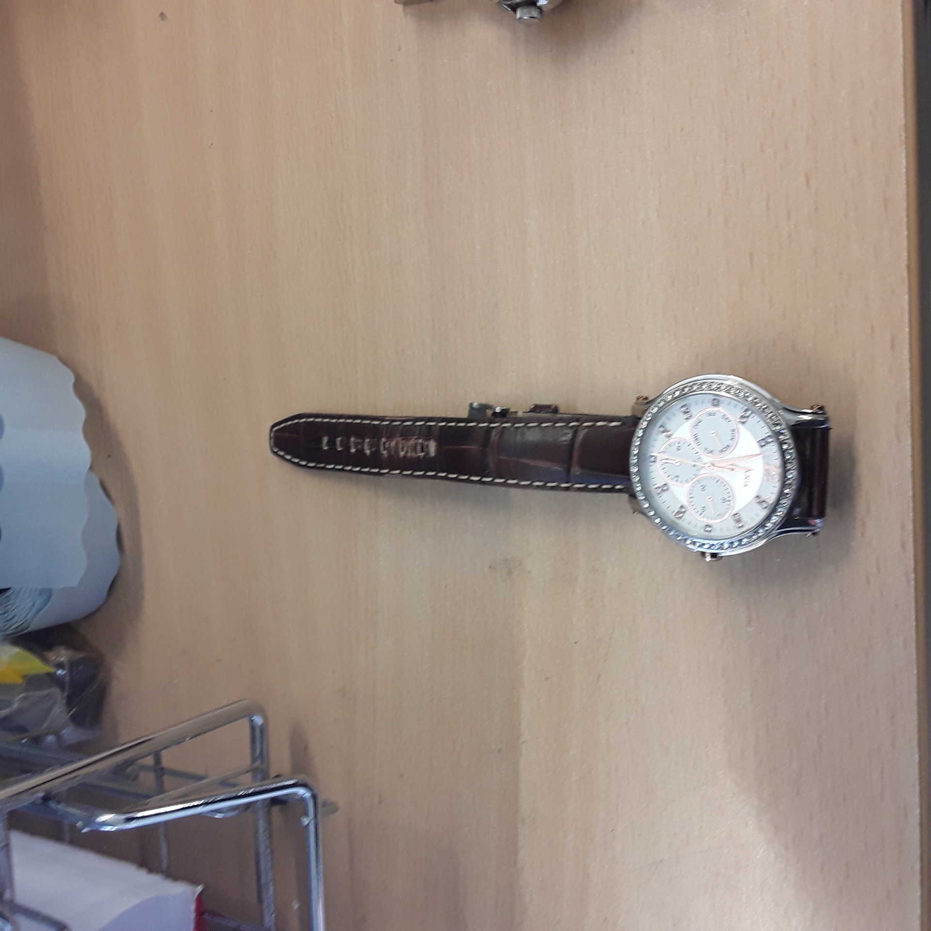 <p>Montre Rodania<br />Bracelet cuir<br />30,00 € T.T.C<br /><a href="/Article/123623?type=depose" style="color:white;" target="_blank">Lien vers l'article</a></p>