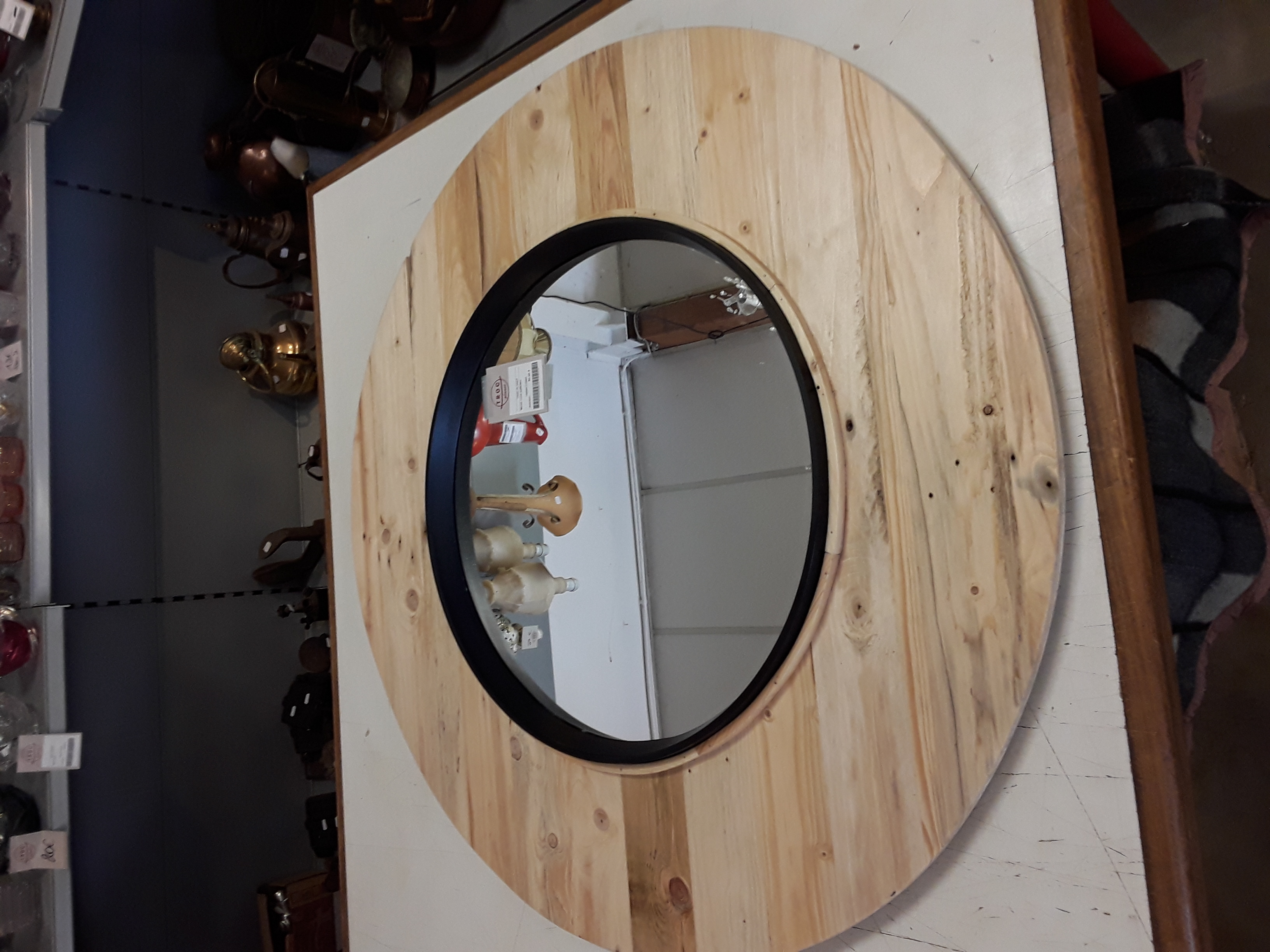 <p>Miroir rond pallettes<br />64,00 € T.T.C<br /><a href="/Article/110823?type=depose" style="color:white;" target="_blank">Lien vers l&#39;article</a></p>