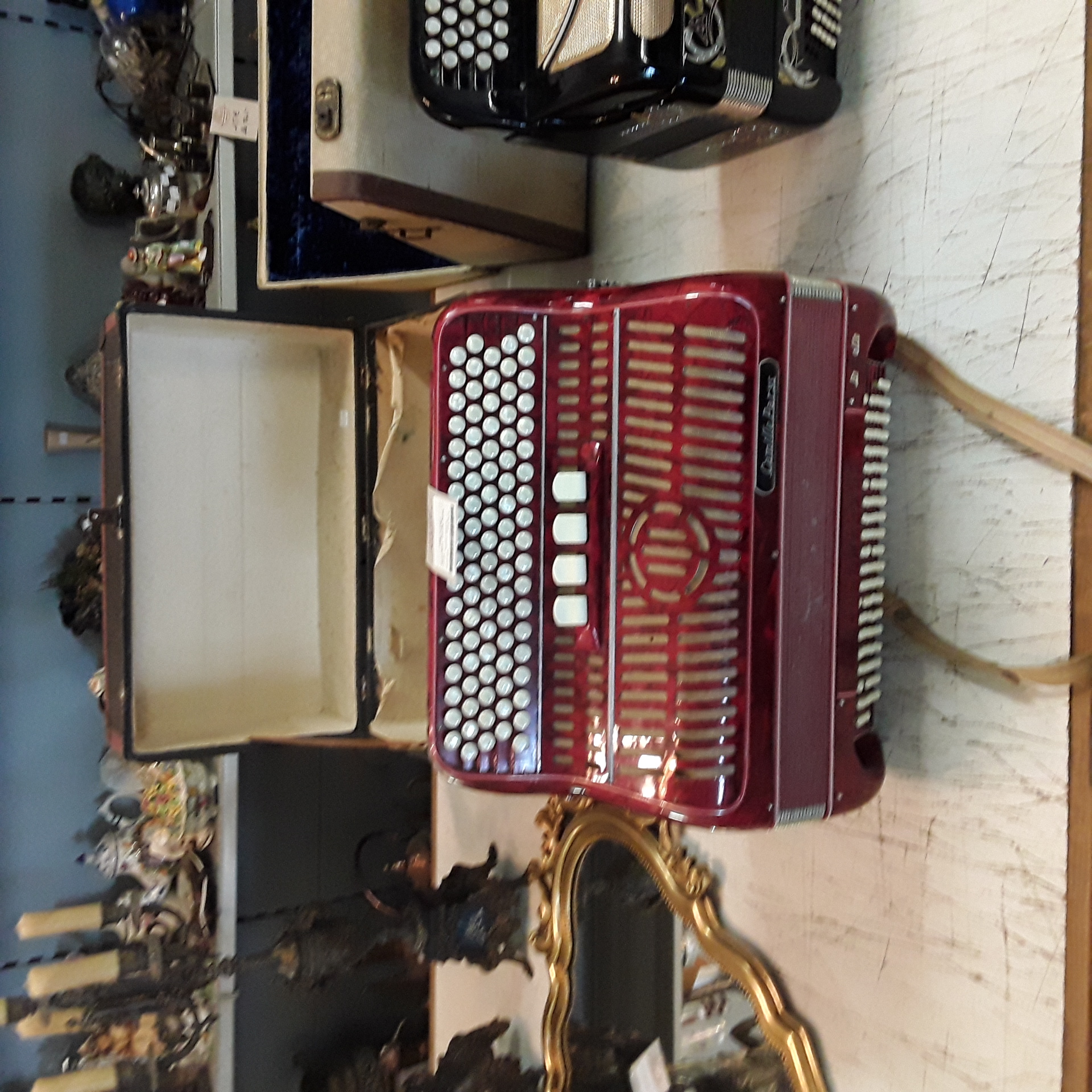 <p>Accordéon  Camille Parys<br />rouge<br />225,00 € T.T.C<br /><a href="/Article/123412?type=depose" style="color:white;" target="_blank">Lien vers l'article</a></p>