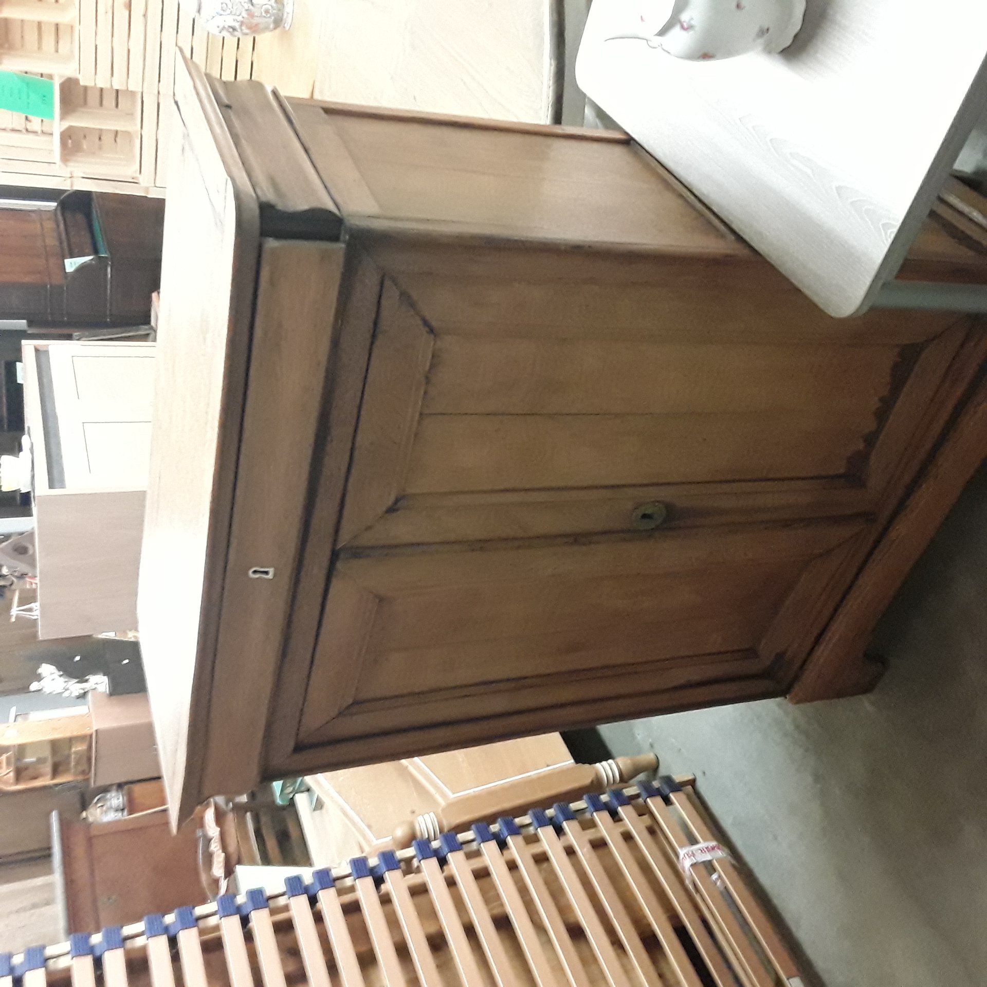 <p>Bonheur du jour Chêne foncé<br />2 tiroirs 2 portes <br />120,00 € T.T.C<br /><a href="/Article/124063?type=depose" style="color:white;" target="_blank">Lien vers l'article</a></p>