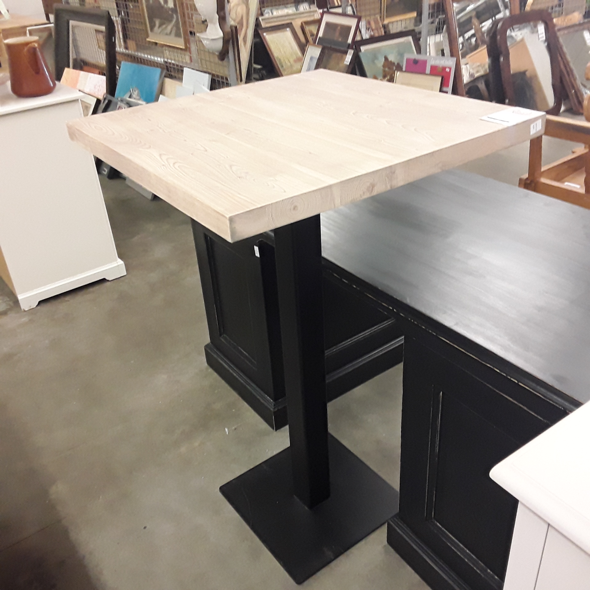 <p>Table haute en pin massif<br />70 x 70 cm pied métal<br />229,00 € T.T.C<br /><a href="/Article/122301?type=depose" style="color:white;" target="_blank">Lien vers l&#39;article</a></p>