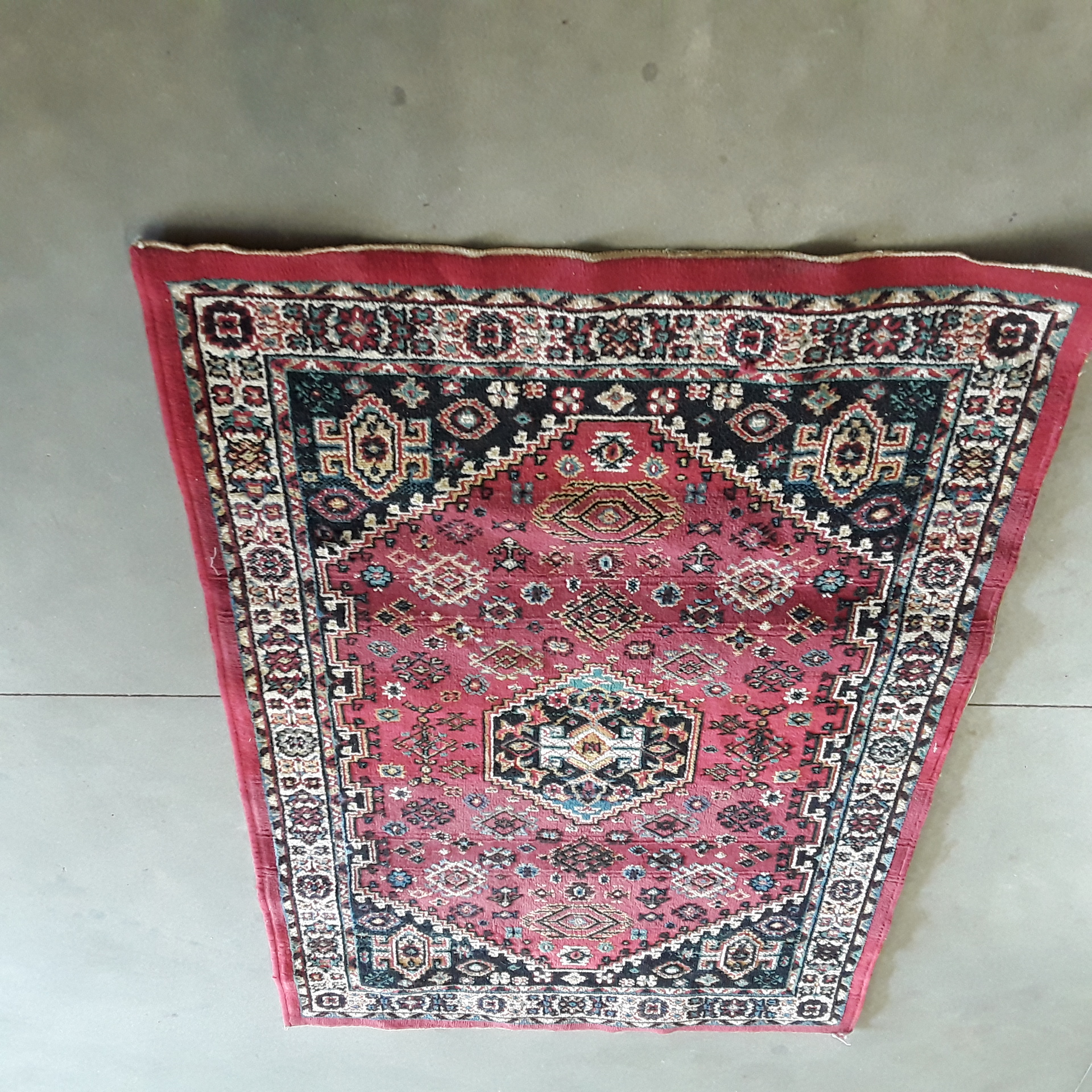 <p>Tapis ancien 107 * 160 cm<br /> tons rouge<br />30,00 € T.T.C<br /><a href="/Article/114018?type=depose" style="color:white;" target="_blank">Lien vers l&#39;article</a></p>