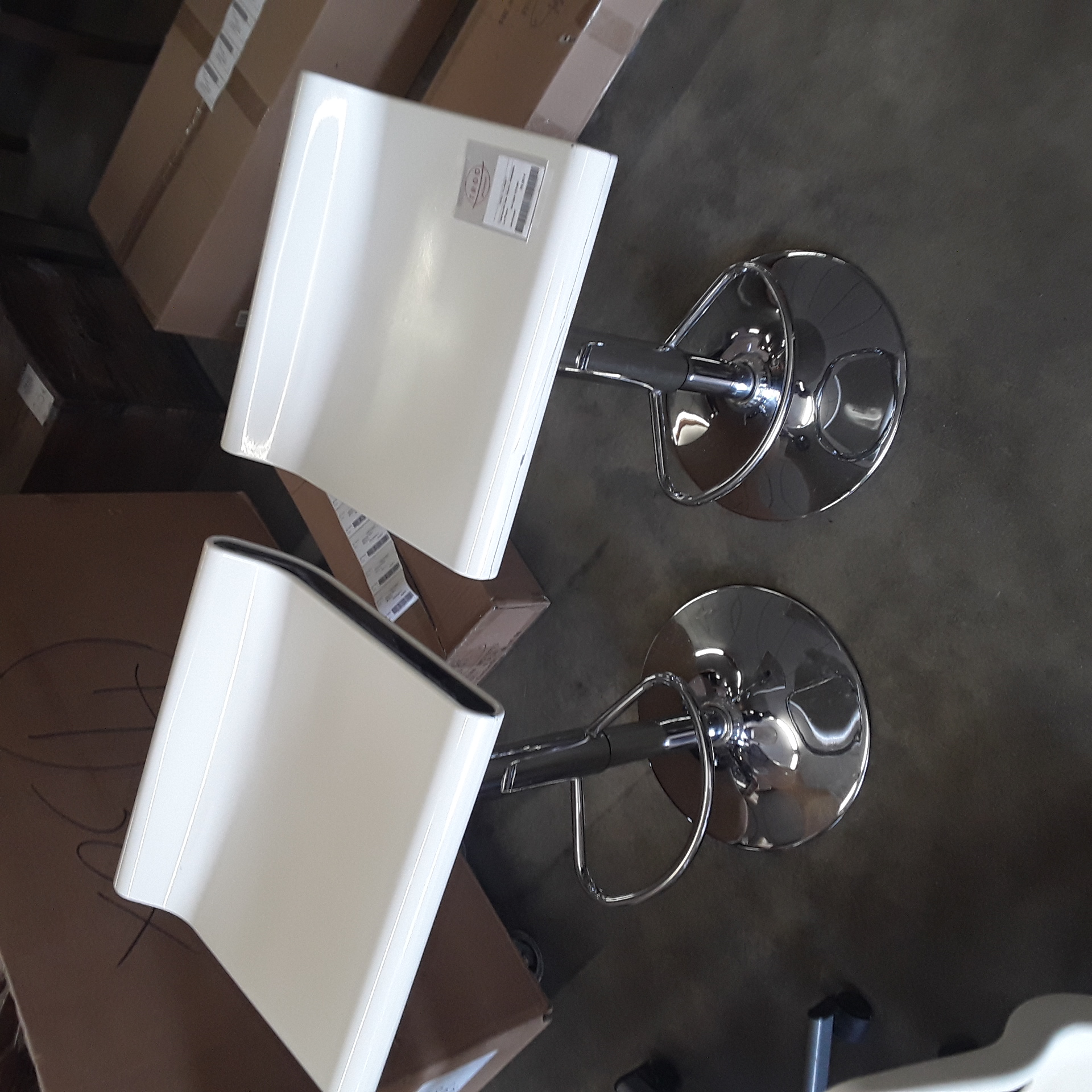 <p>Tabouret bar blanc réglable<br />La Paire<br />30,00 € T.T.C<br /><a href="/Article/123300?type=depose" style="color:white;" target="_blank">Lien vers l'article</a></p>