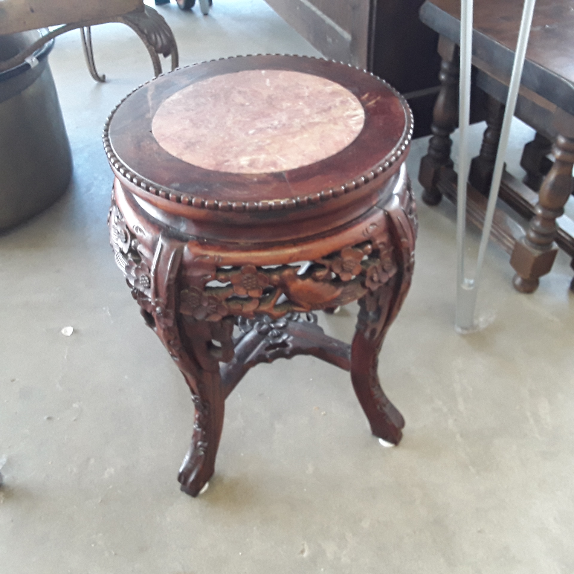 <p>Table de salon acajou<br />+ marbre rose<br />40,00 € T.T.C<br /><a href="/Article/122321?type=depose" style="color:white;" target="_blank">Lien vers l&#39;article</a></p>