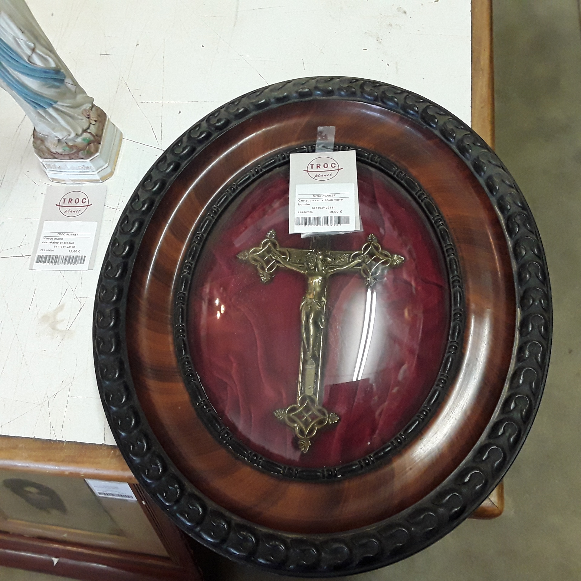 <p>Christ en croix sous verre<br />bombé<br />30,00 € T.T.C<br /><a href="/Article/123131?type=depose" style="color:white;" target="_blank">Lien vers l'article</a></p>