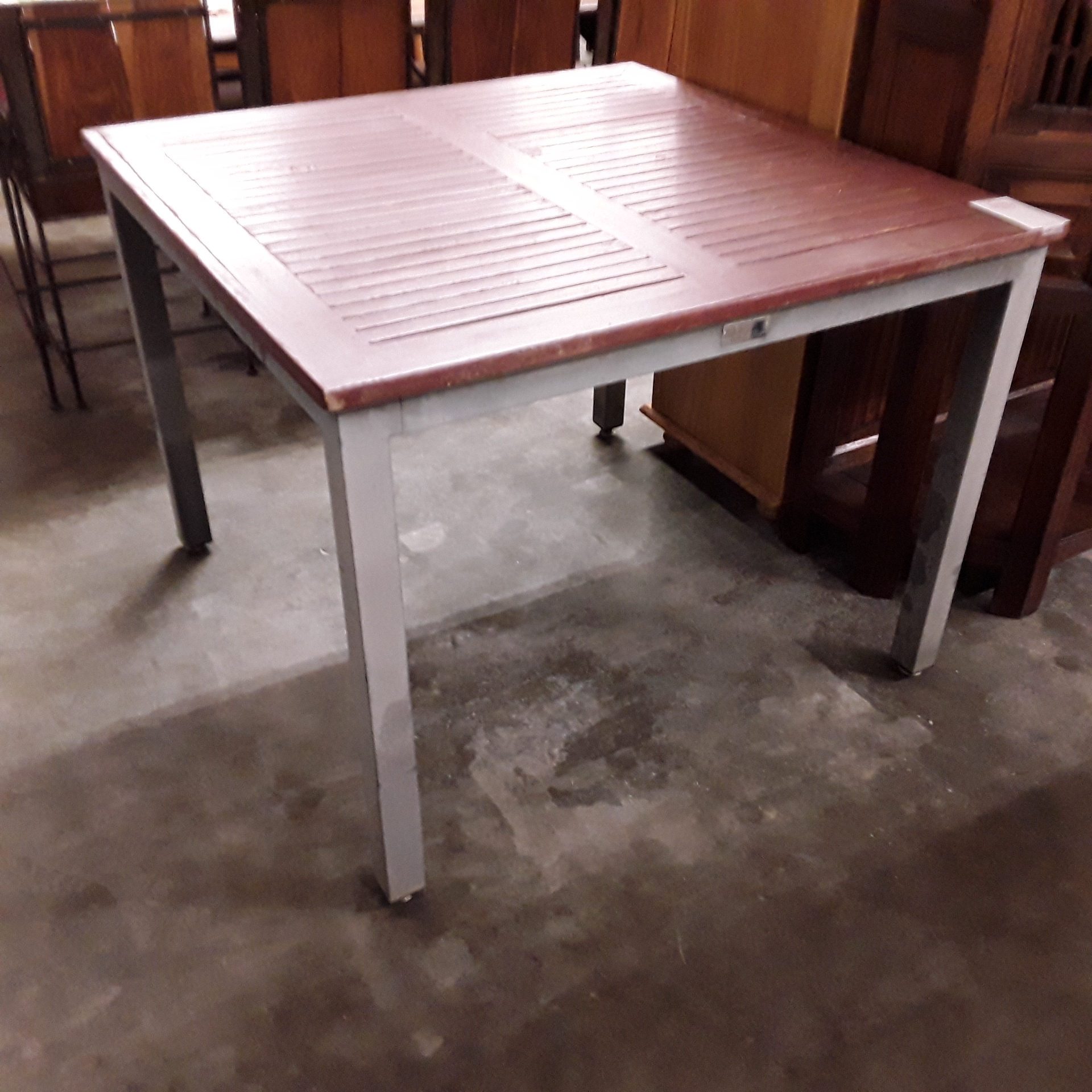 <p>Table de jardin 100 x 100 cm<br />25,00 € T.T.C<br /><a href="/Article/122818?type=depose" style="color:white;" target="_blank">Lien vers l'article</a></p>