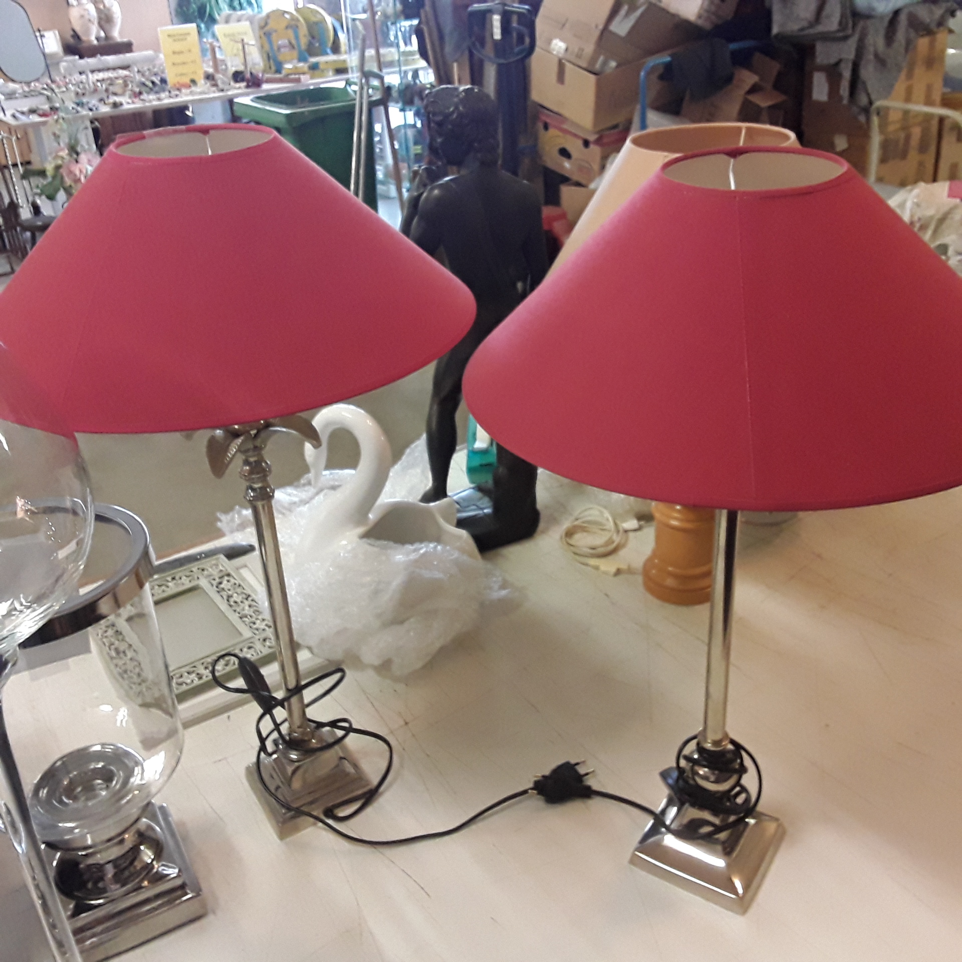<p>Paire de lampes abat-jours<br />rouges<br />48,00 € T.T.C<br /><a href="/Article/121667?type=depose" style="color:white;" target="_blank">Lien vers l&#39;article</a></p>