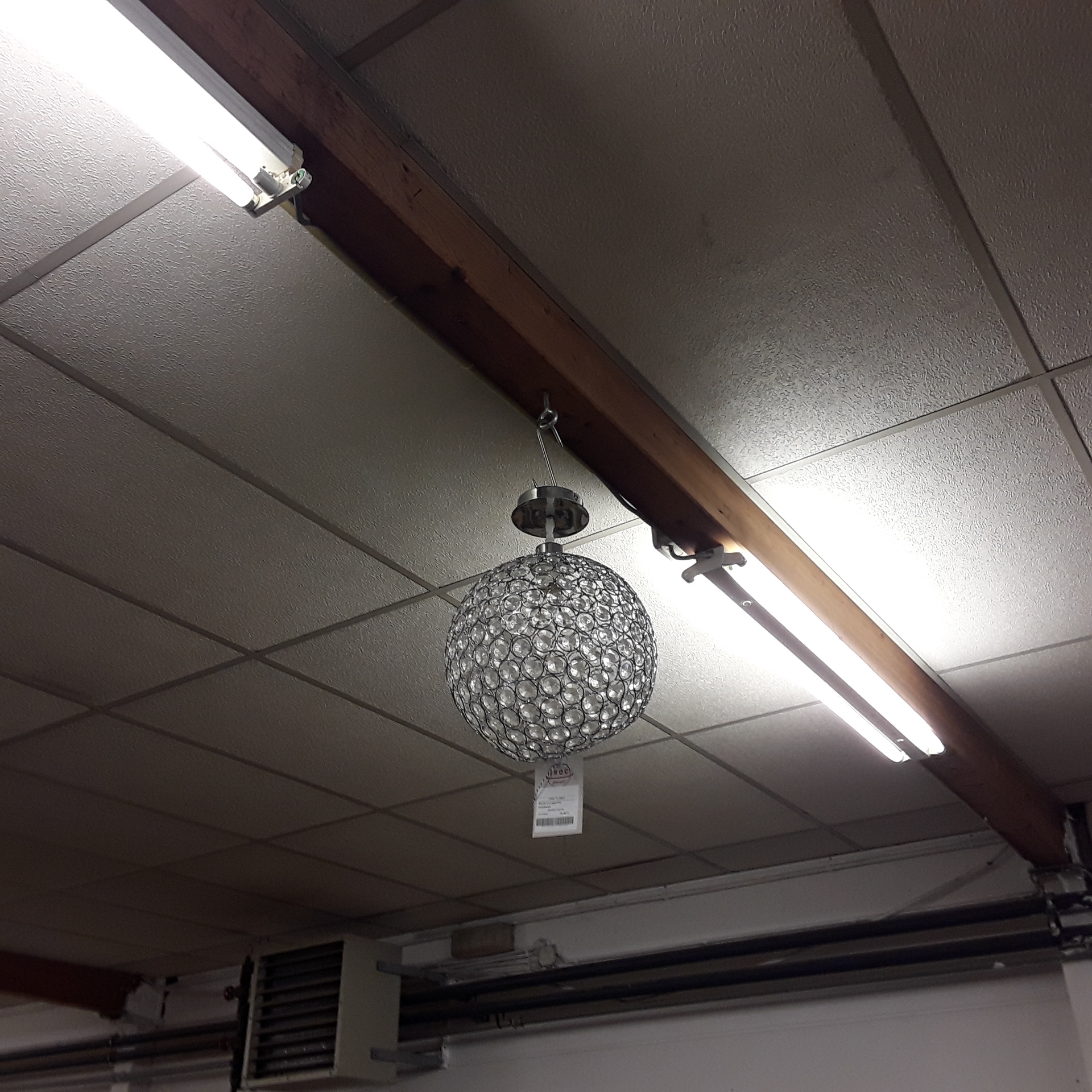 <p>Boule à suspendre<br />lumineuse<br />15,00 € T.T.C<br /><a href="/Article/122745?type=depose" style="color:white;" target="_blank">Lien vers l&#39;article</a></p>