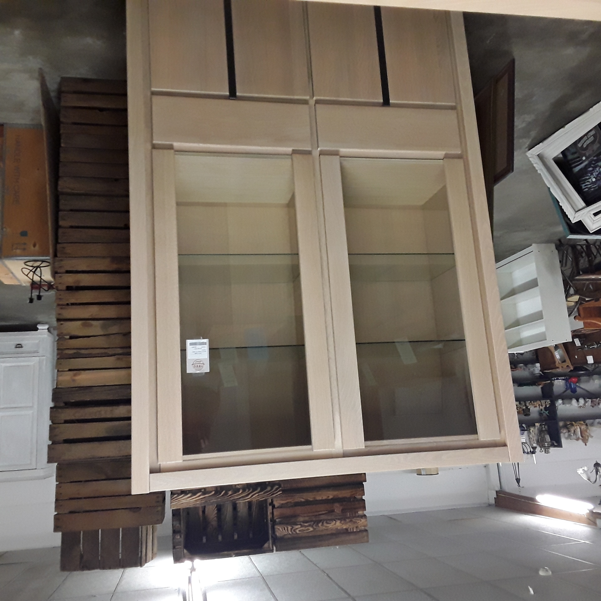 <p>Vitrine 4 portes en chêne<br />2 tiroirs<br />225,00 € T.T.C<br /><a href="/Article/123012?type=depose" style="color:white;" target="_blank">Lien vers l'article</a></p>