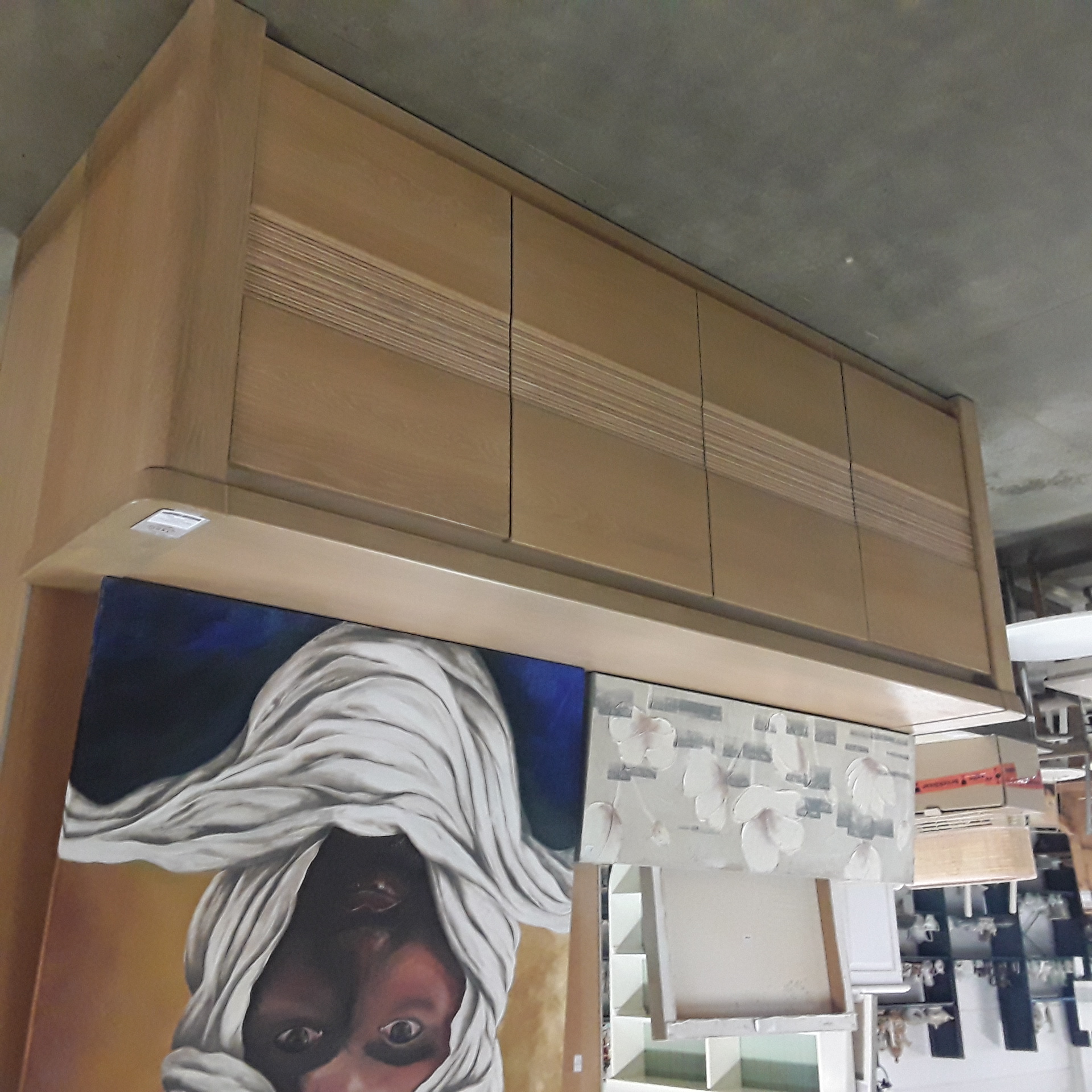 <p>Dressoir 4 portes en chêne cla<br />L240* P 50*H 90cm<br />90,00 € T.T.C<br /><a href="/Article/123260?type=depose" style="color:white;" target="_blank">Lien vers l'article</a></p>