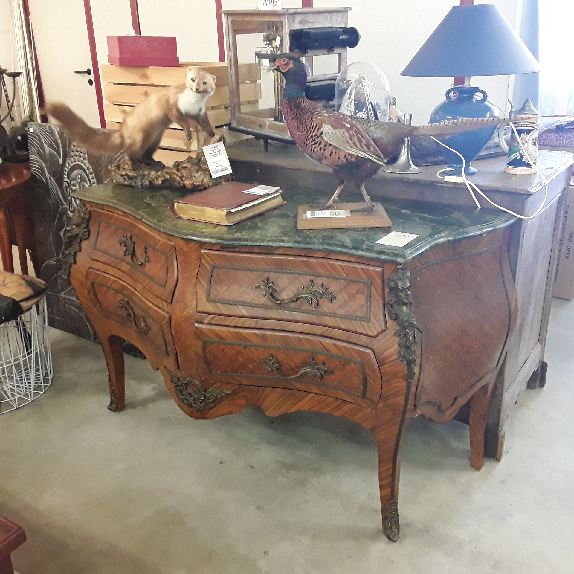 <p>Commode 4 tiroirs Louis XV<br />!! Marbre fendu !!<br />96,00 € T.T.C<br /><a href="/Article/122611?type=depose" style="color:white;" target="_blank">Lien vers l&#39;article</a></p>