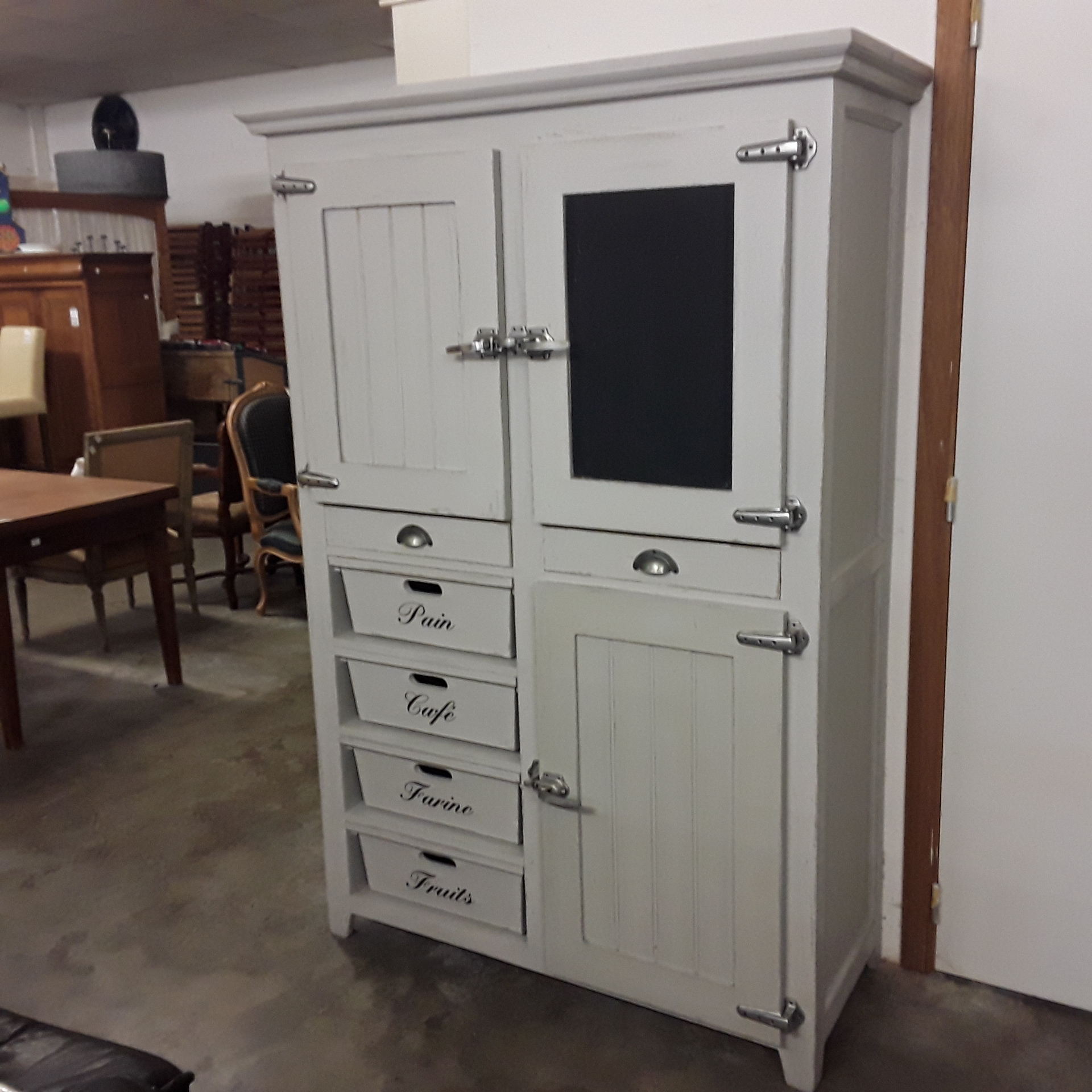 <p>Vaisselier en Pitchpin patiné<br />3 portes 2 tiroirs 4 paniers<br />375,00 € T.T.C<br /><a href="/Article/122346?type=depose" style="color:white;" target="_blank">Lien vers l&#39;article</a></p>