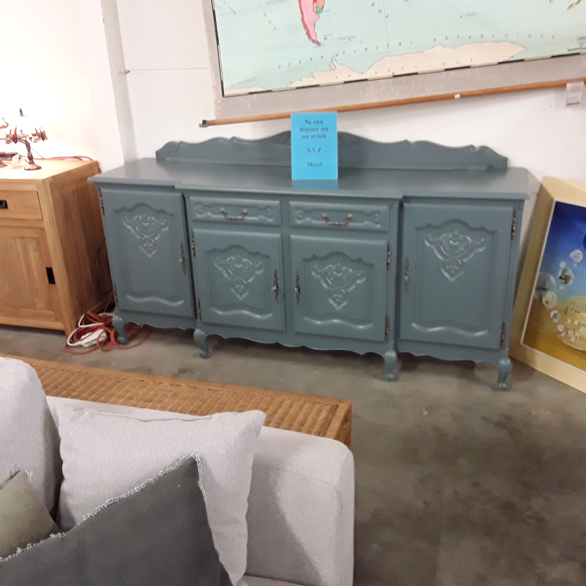 <p>Dressoir 4 portes 2 tiroirs<br />Style Louis XV patiné bleu<br />200,00 € T.T.C<br /><a href="/Article/122004?type=depose" style="color:white;" target="_blank">Lien vers l&#39;article</a></p>