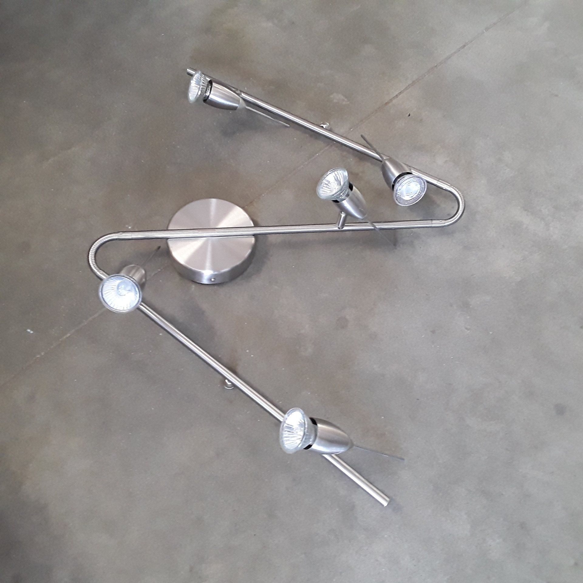 <p>Plafonnier IKEA 5 lampes<br />30,00 € T.T.C<br /><a href="/Article/122665?type=depose" style="color:white;" target="_blank">Lien vers l&#39;article</a></p>