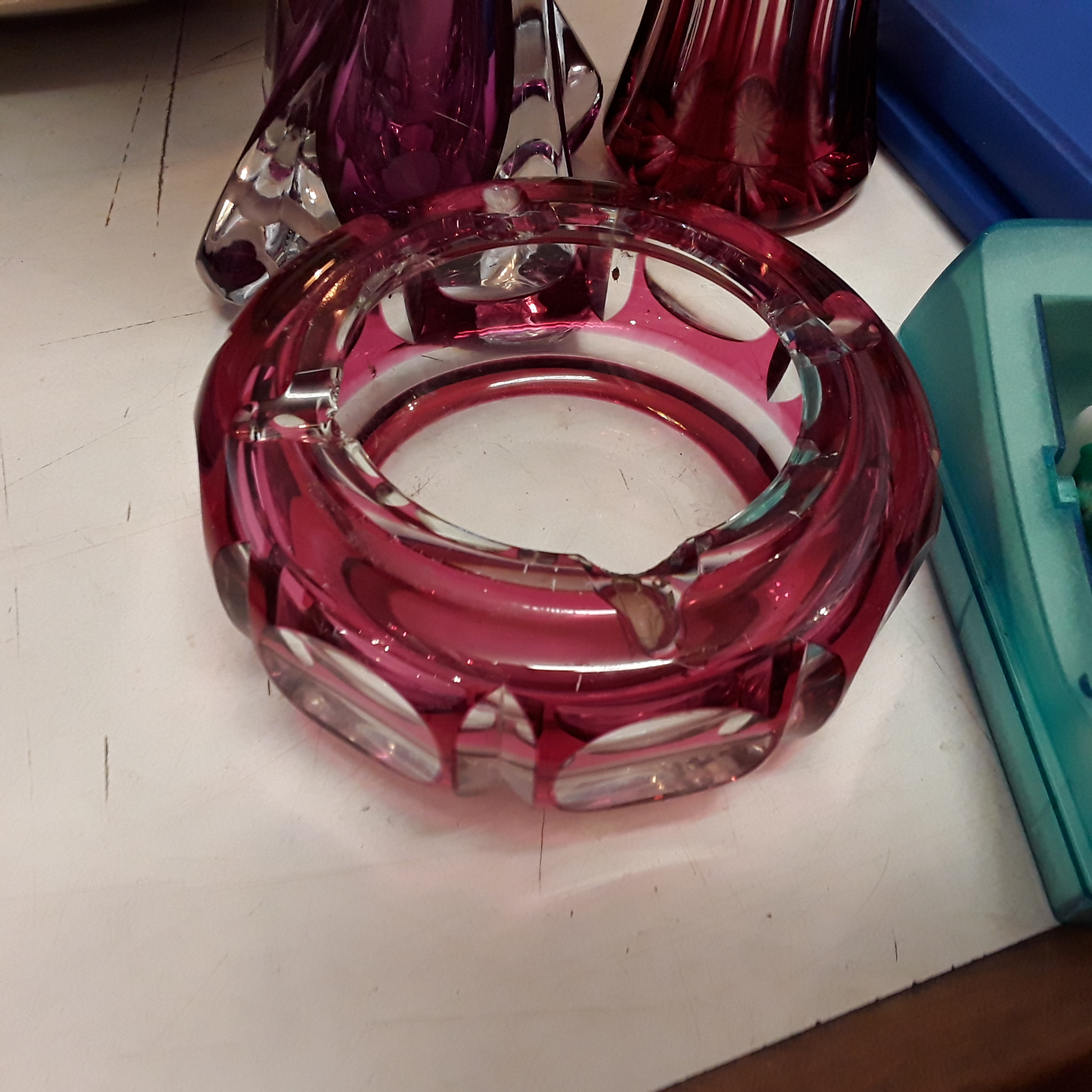 <p>Cendrier Val st Lambert rose<br />!! un peu ébreché !!<br />25,00 € T.T.C<br /><a href="/Article/122645?type=depose" style="color:white;" target="_blank">Lien vers l&#39;article</a></p>