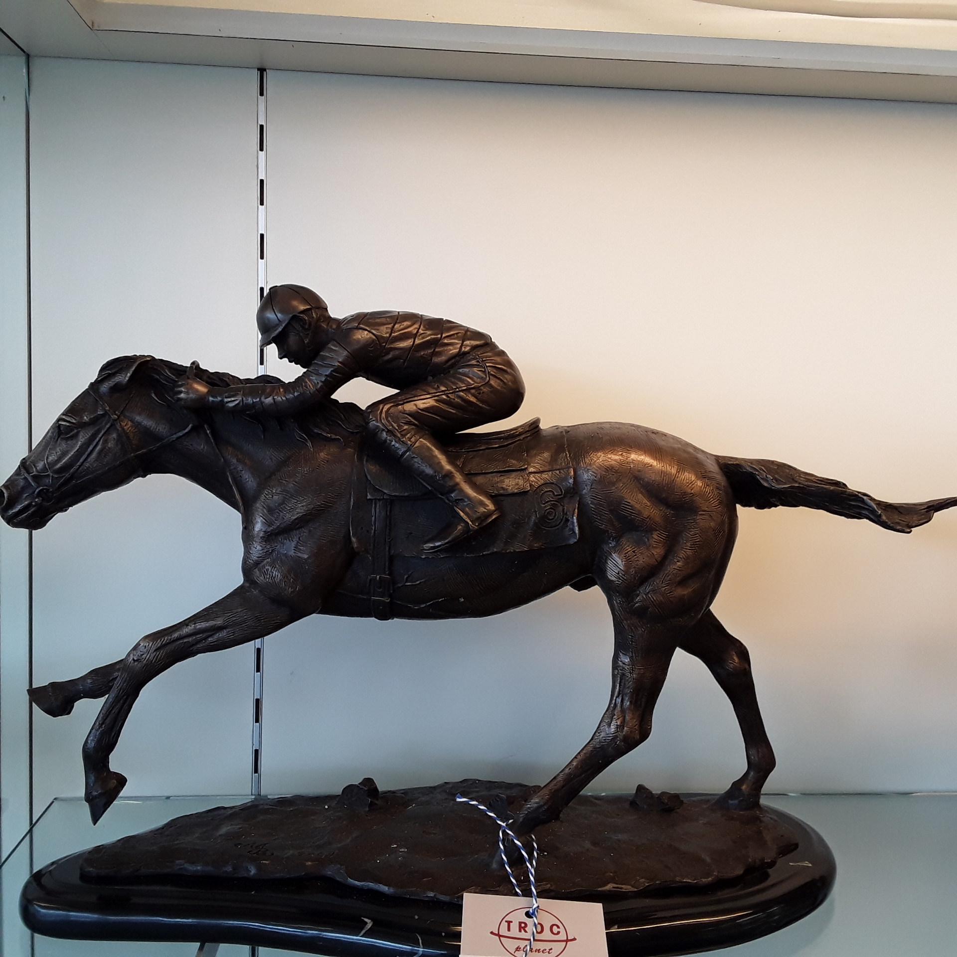 <p>Bronze Jockey à cheval<br />599,00 € T.T.C<br /><a href="/Article/4478?type=neuf" style="color:white;" target="_blank">Lien vers l&#39;article</a></p>