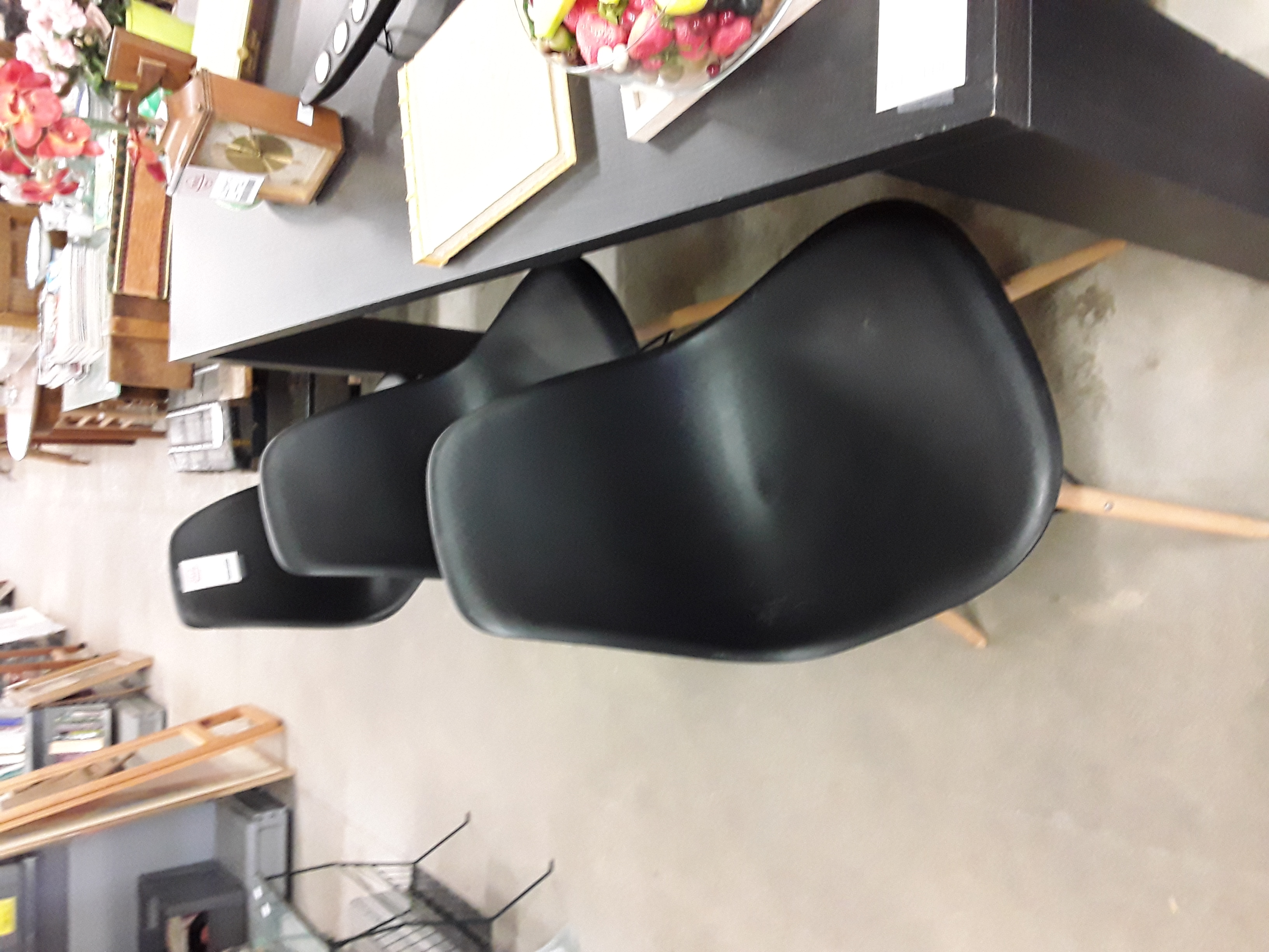<p>Lot 6 chaises coque noire<br />90,00 € T.T.C<br /><a href="/Article/110775?type=depose" style="color:white;" target="_blank">Lien vers l&#39;article</a></p>