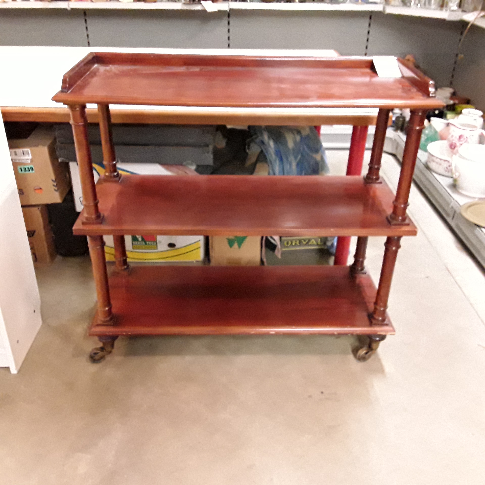 <p>Console sur roulettes<br />3 étages<br />40,00 € T.T.C<br /><a href="/Article/122980?type=depose" style="color:white;" target="_blank">Lien vers l'article</a></p>