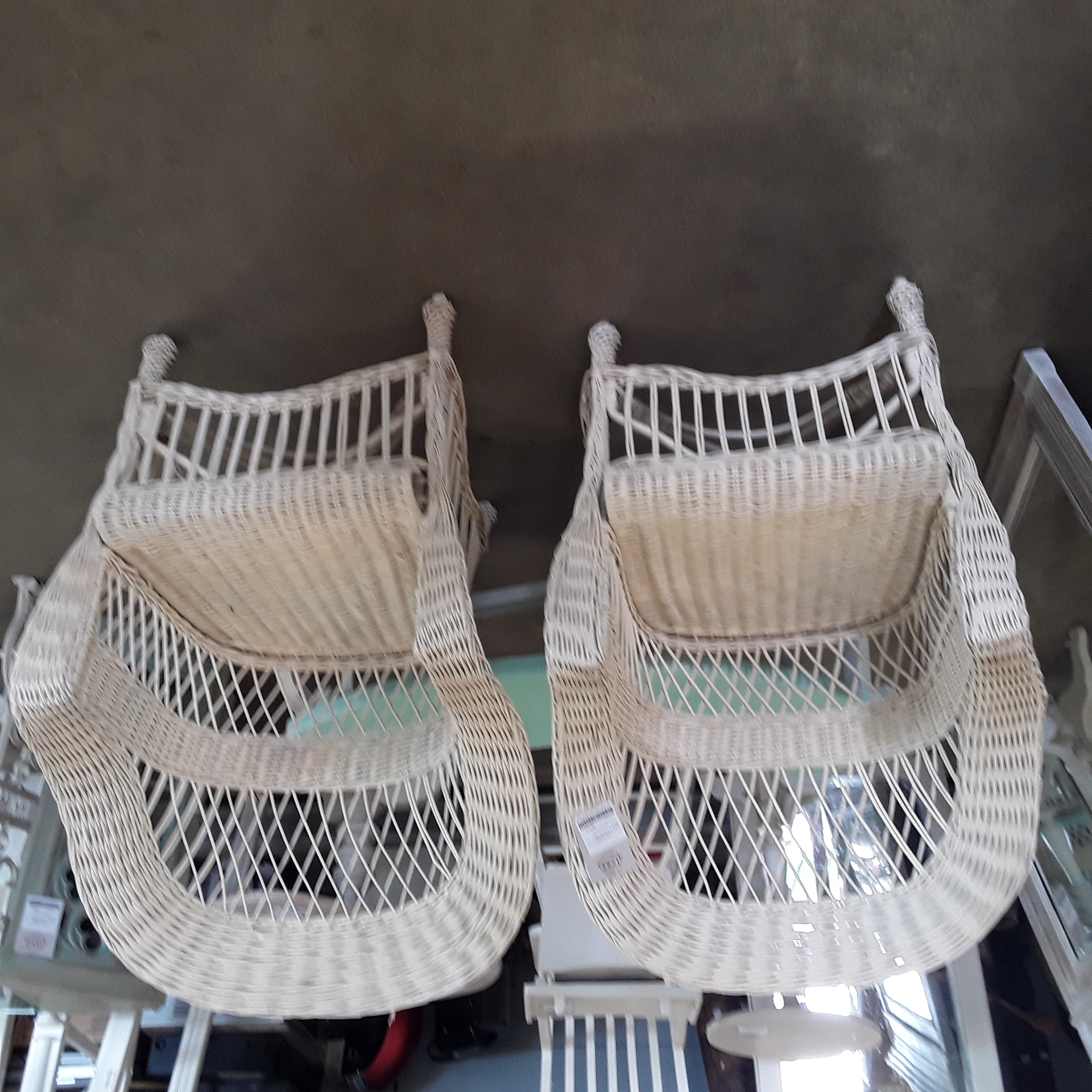 <p>Paire de fauteuils rotin<br />blanc<br />80,00 € T.T.C<br /><a href="/Article/123510?type=depose" style="color:white;" target="_blank">Lien vers l'article</a></p>