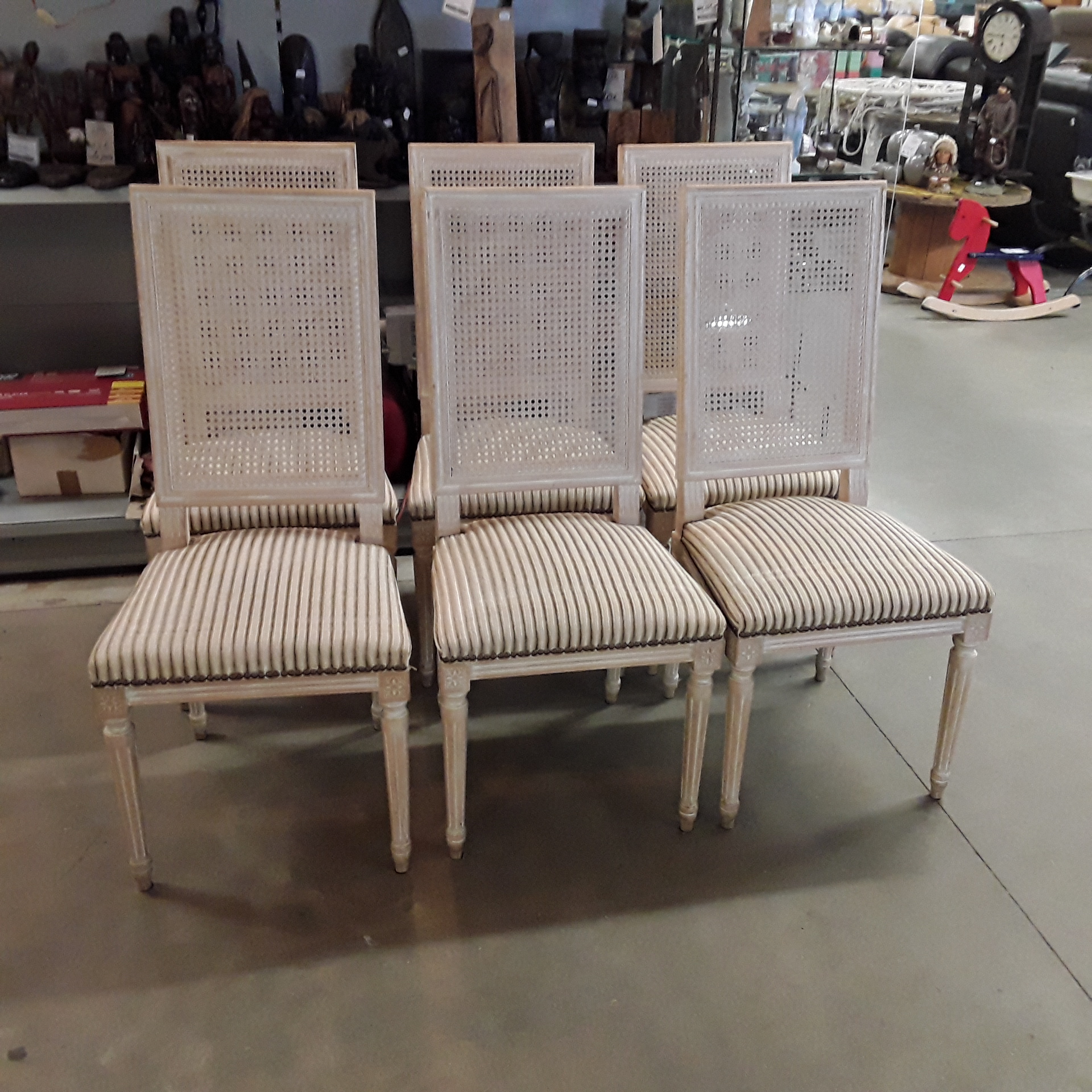 <p>Ensemble de 6 chaises style<br />Louis XVI cannées et patinée<br />100,00 € T.T.C<br /><a href="/Article/122405?type=depose" style="color:white;" target="_blank">Lien vers l'article</a></p>