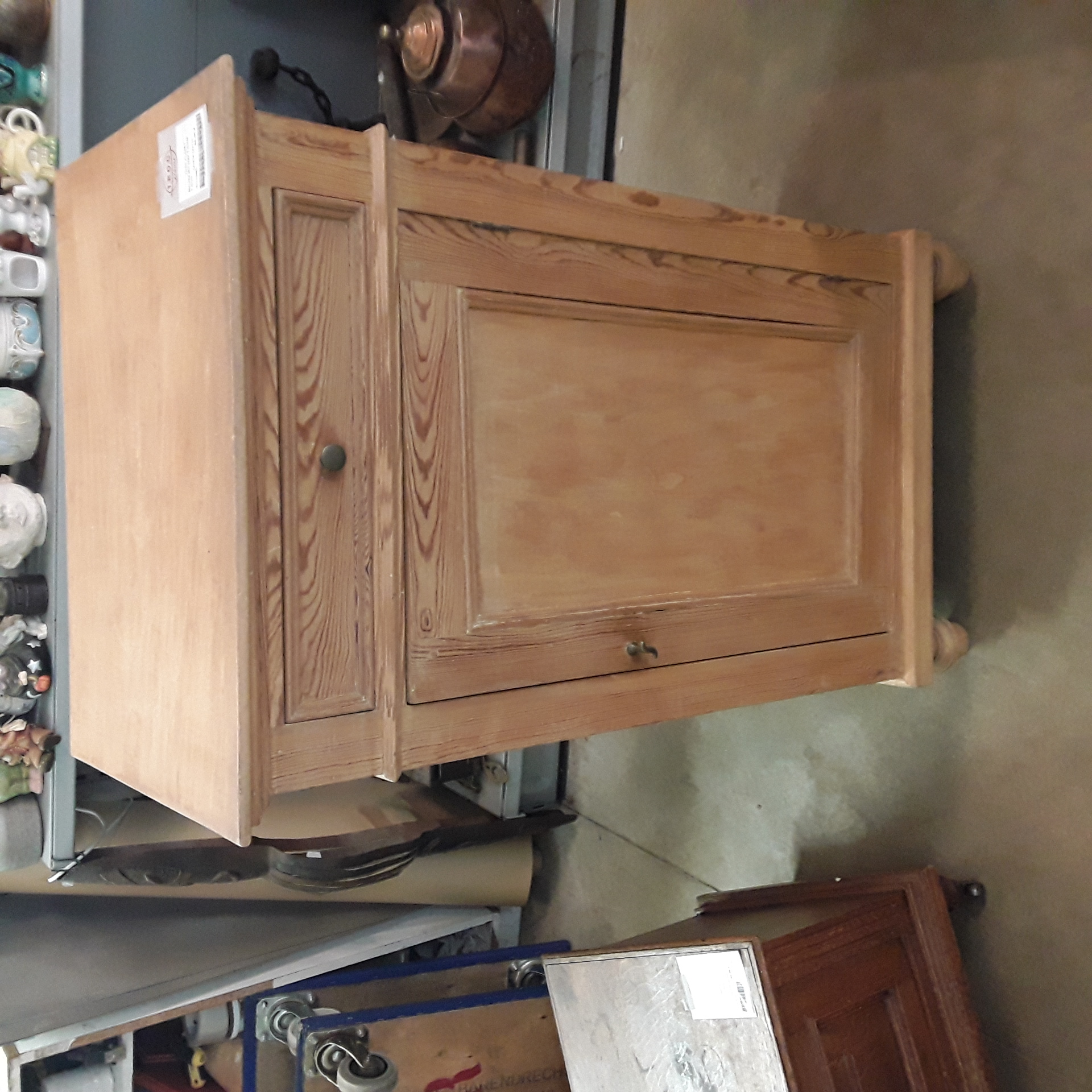 <p>Meuble pin clair 1 porte <br />1 tiroir<br />50,00 € T.T.C<br /><a href="/Article/123310?type=depose" style="color:white;" target="_blank">Lien vers l'article</a></p>