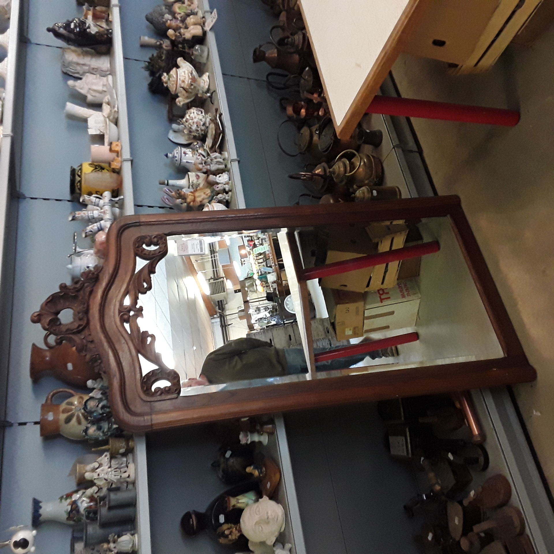 <p>Miroir ancien  travaillée<br />80,00 € T.T.C<br /><a href="/Article/123629?type=depose" style="color:white;" target="_blank">Lien vers l'article</a></p>