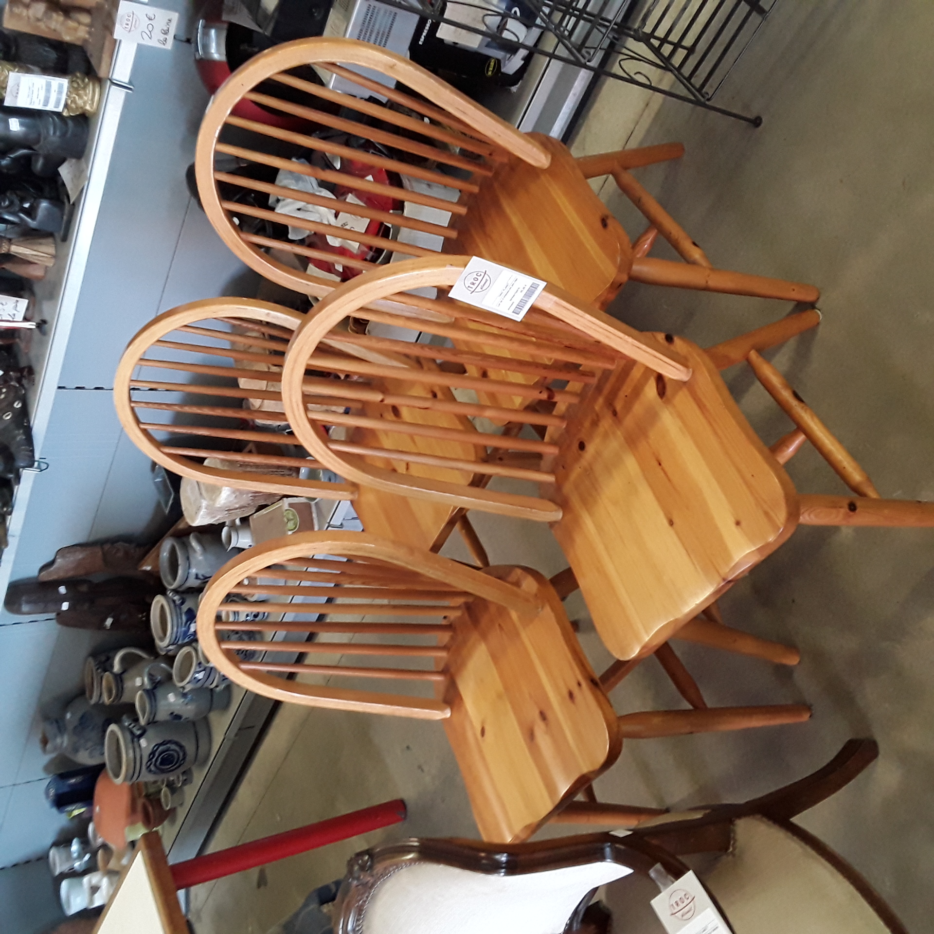 <p>Lot de 4 chaises en pin clair<br />60,00 € T.T.C<br /><a href="/Article/124678?type=depose" style="color:white;" target="_blank">Lien vers l'article</a></p>