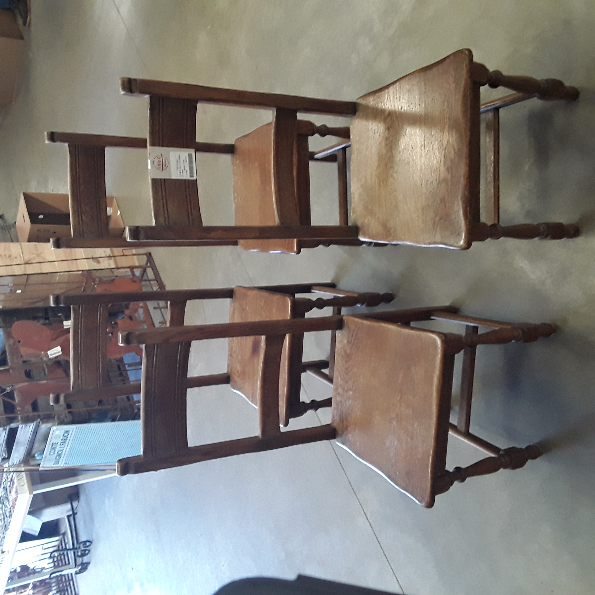 <p>Lot de 4 chaises anciennes<br />en chêne<br />80,00 € T.T.C<br /><a href="/Article/123590?type=depose" style="color:white;" target="_blank">Lien vers l'article</a></p>