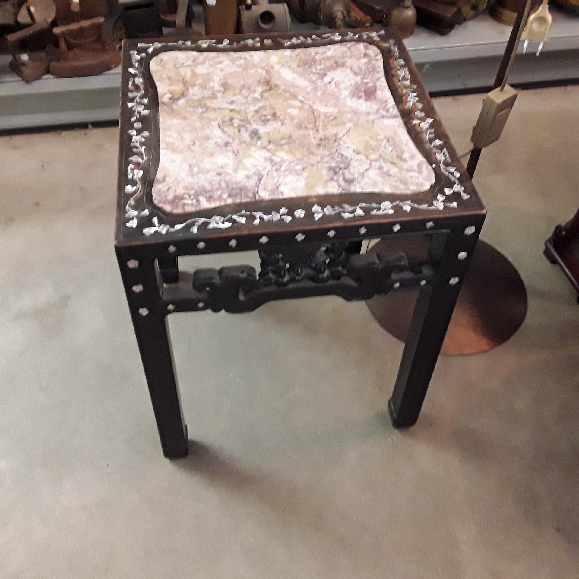 <p>Table de salon nacrée <br />40,00 € T.T.C<br /><a href="/Article/122384?type=depose" style="color:white;" target="_blank">Lien vers l&#39;article</a></p>