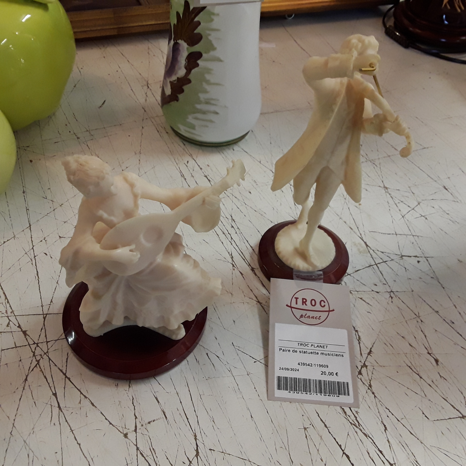 <p>Paire de statuette musiciens<br />12,00 € T.T.C<br /><a href="/Article/119609?type=depose" style="color:white;" target="_blank">Lien vers l&#39;article</a></p>