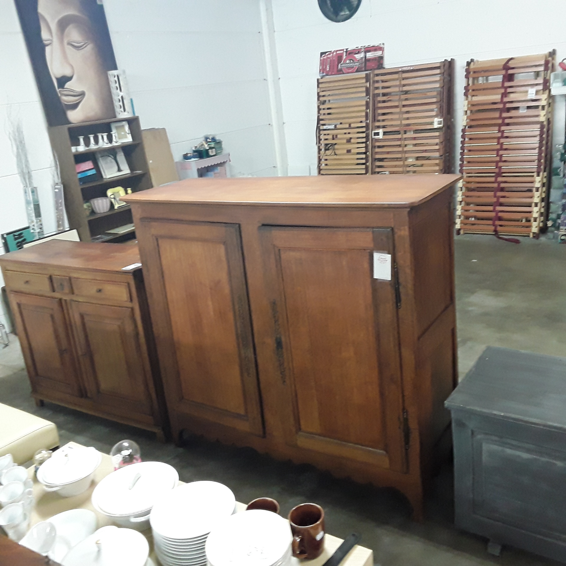 <p>Dresse haute 2 portes chêne<br />150,00 € T.T.C<br /><a href="/Article/122609?type=depose" style="color:white;" target="_blank">Lien vers l'article</a></p>