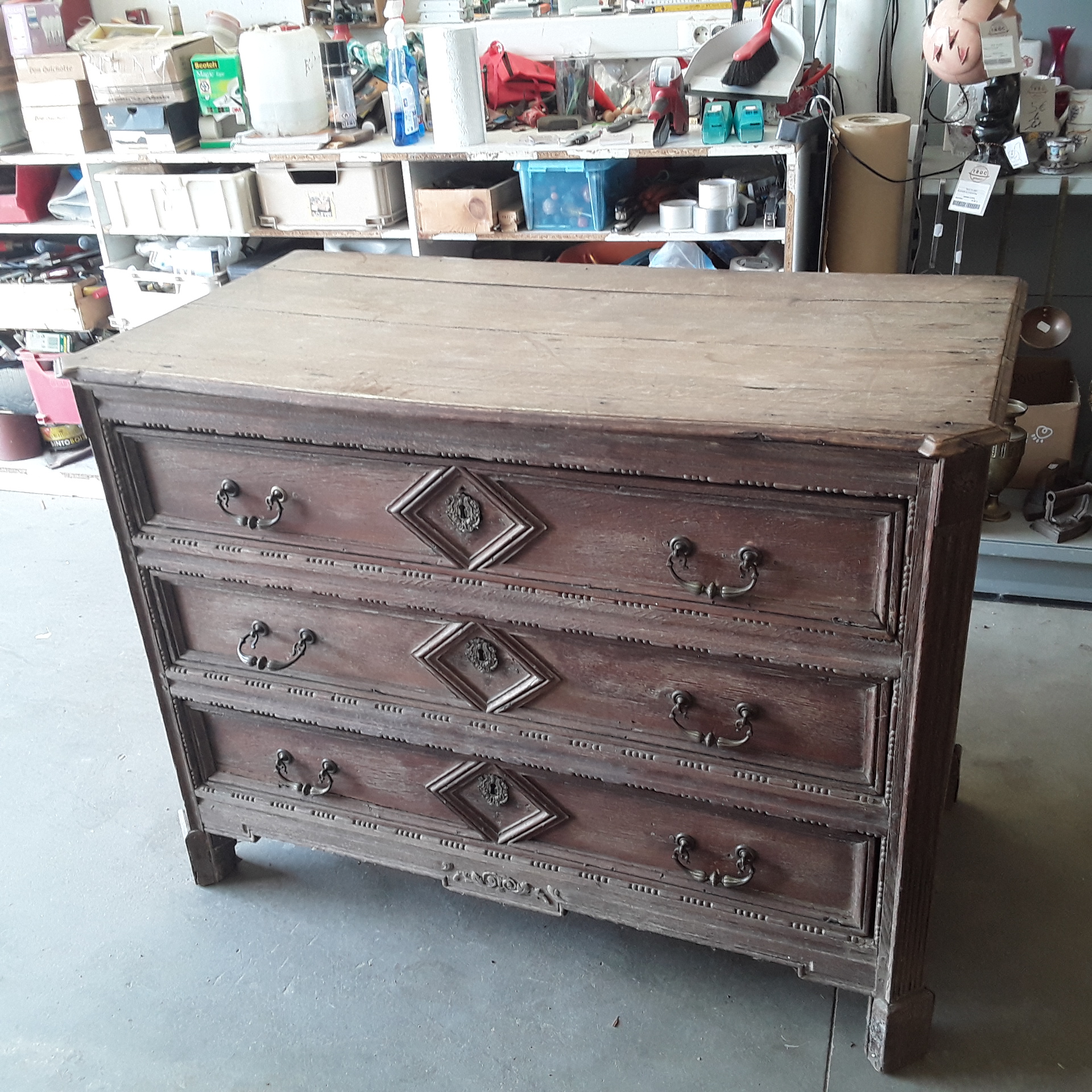 <p>Commode 3 tiroirs namuroise<br />en chêne<br />100,00 € T.T.C<br /><a href="/Article/122068?type=depose" style="color:white;" target="_blank">Lien vers l&#39;article</a></p>