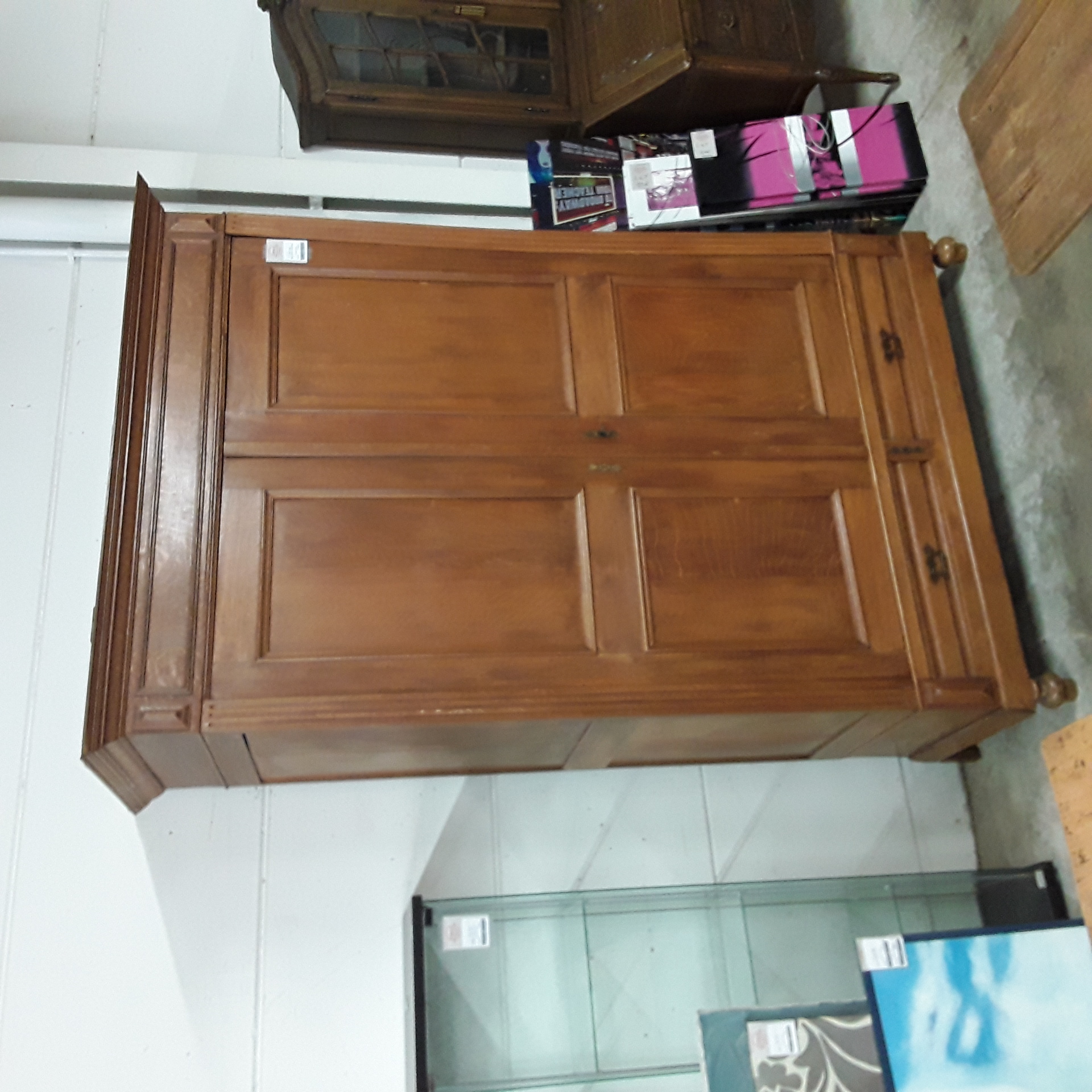 <p>Garde robe en chêne foncé<br />130,00 € T.T.C<br /><a href="/Article/123529?type=depose" style="color:white;" target="_blank">Lien vers l'article</a></p>