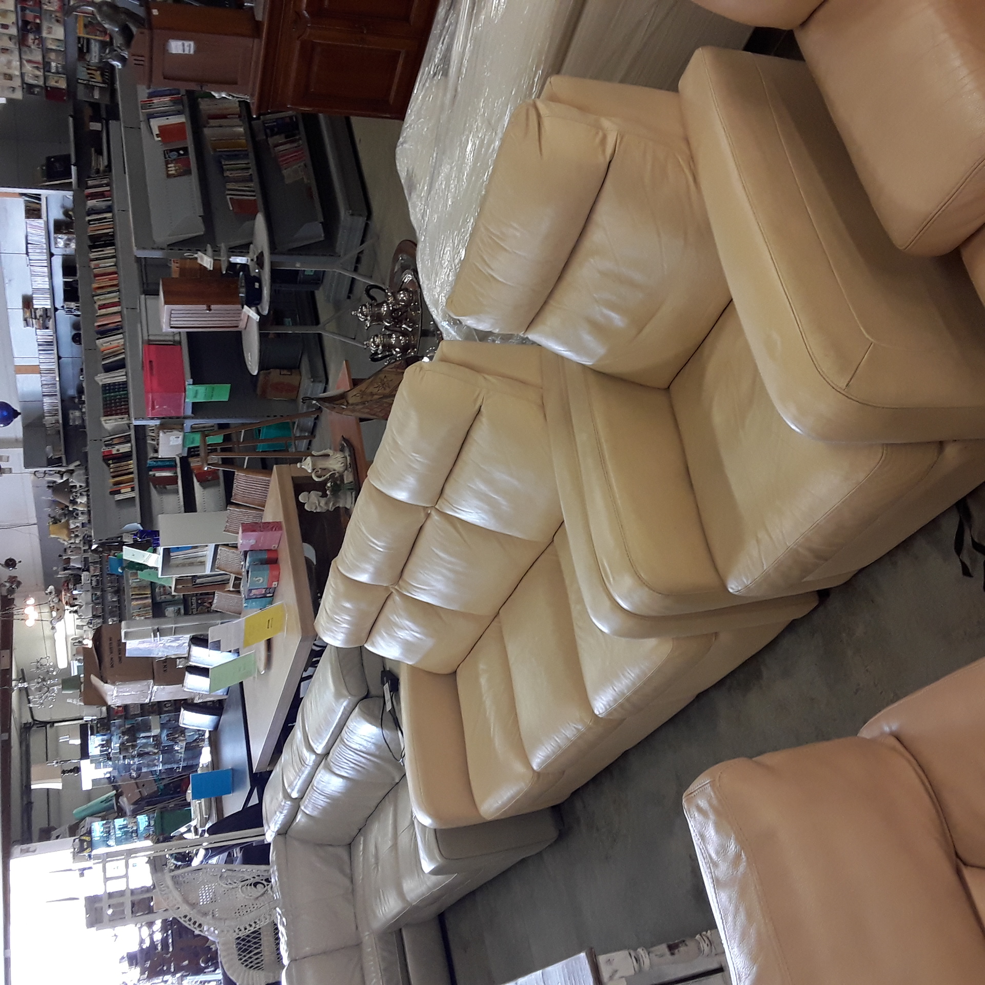 <p>Divan  3 places + relax Créme<br />225,00 € T.T.C<br /><a href="/Article/123579?type=depose" style="color:white;" target="_blank">Lien vers l'article</a></p>