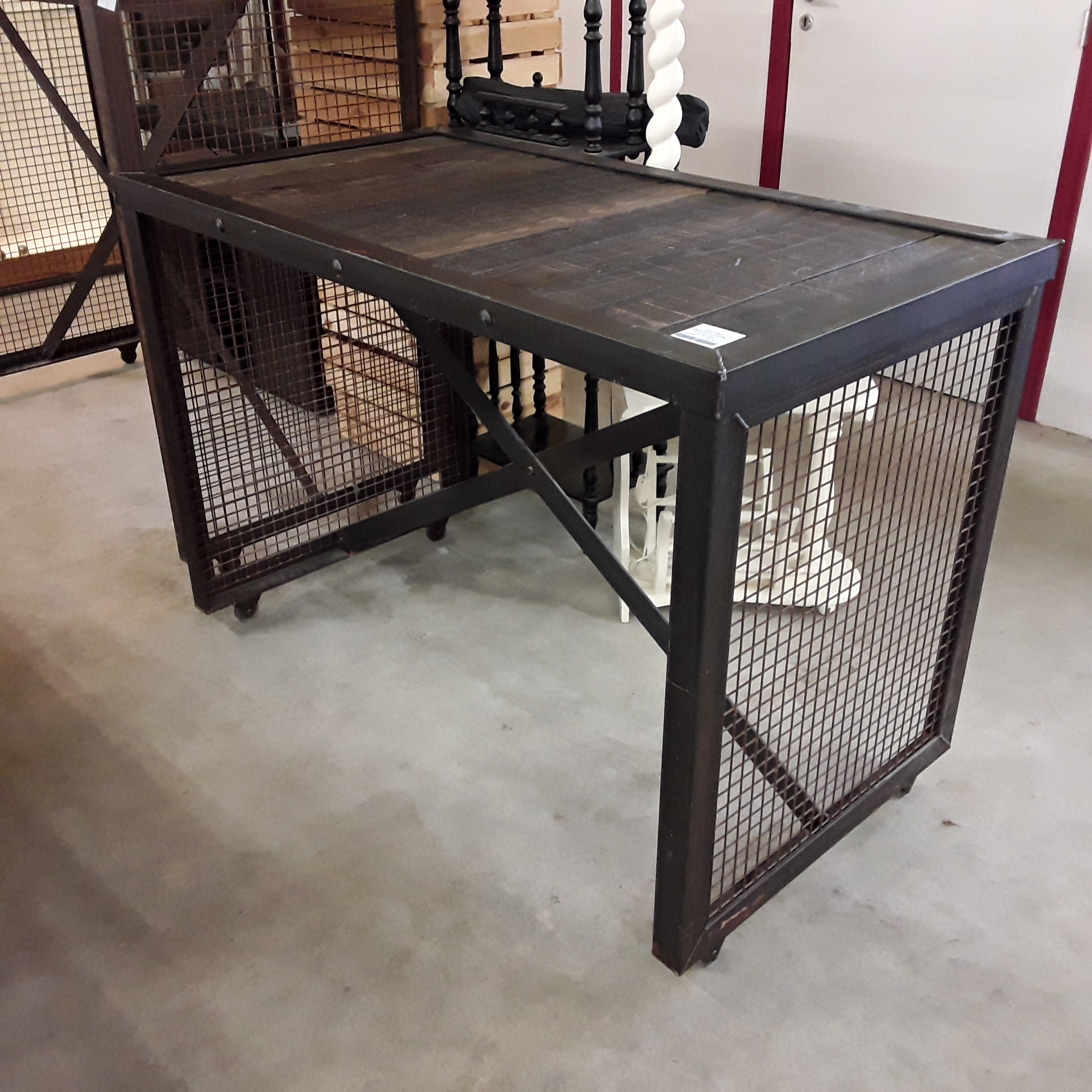 <p>Table fer forgé industrielle<br />L 130 x P 70 x H 90 Cm<br />120,00 € T.T.C<br /><a href="/Article/122995?type=depose" style="color:white;" target="_blank">Lien vers l'article</a></p>