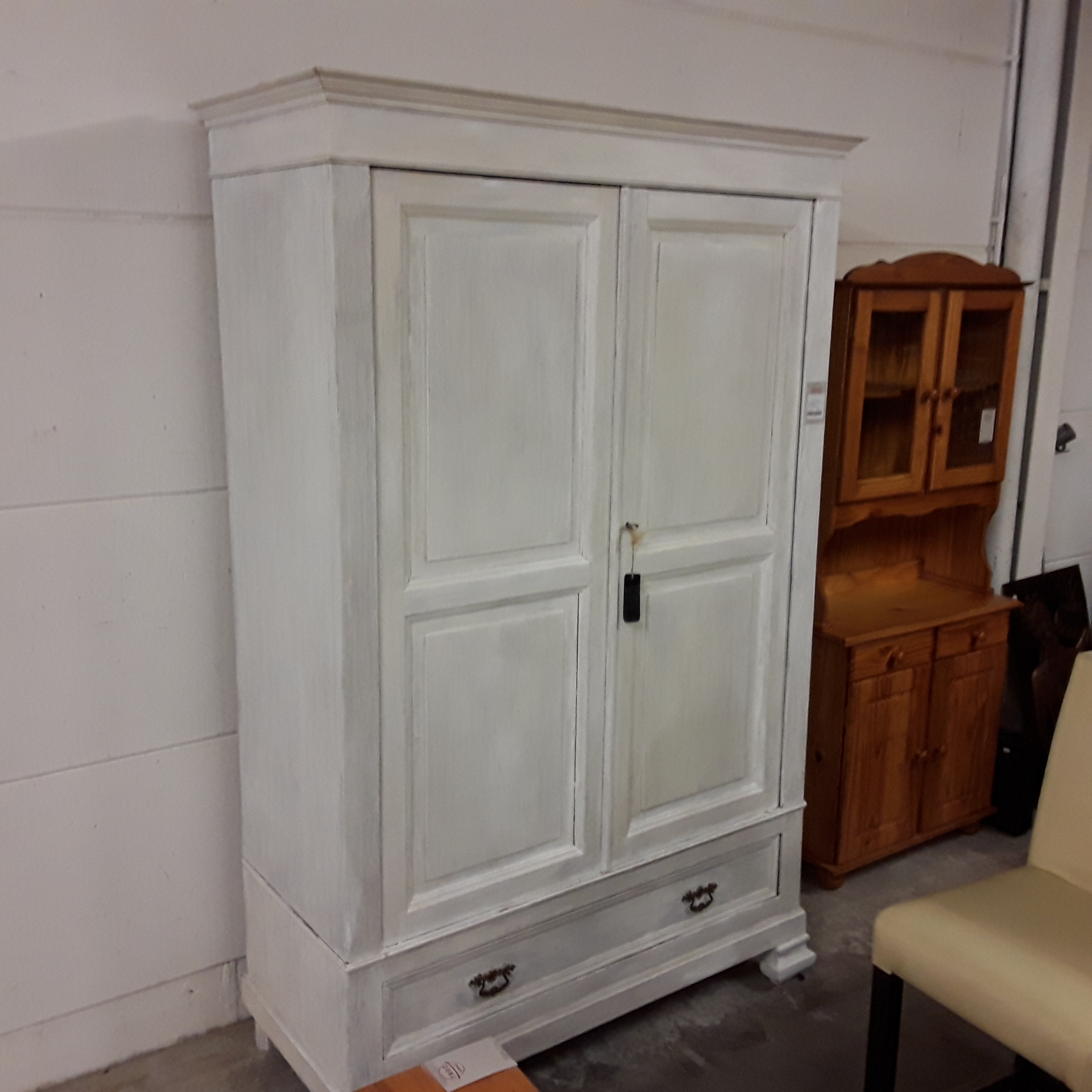 <p>Garde-Robe 2 portes 1 tiroir<br />patinée blanche<br />104,00 € T.T.C<br /><a href="/Article/122731?type=depose" style="color:white;" target="_blank">Lien vers l'article</a></p>