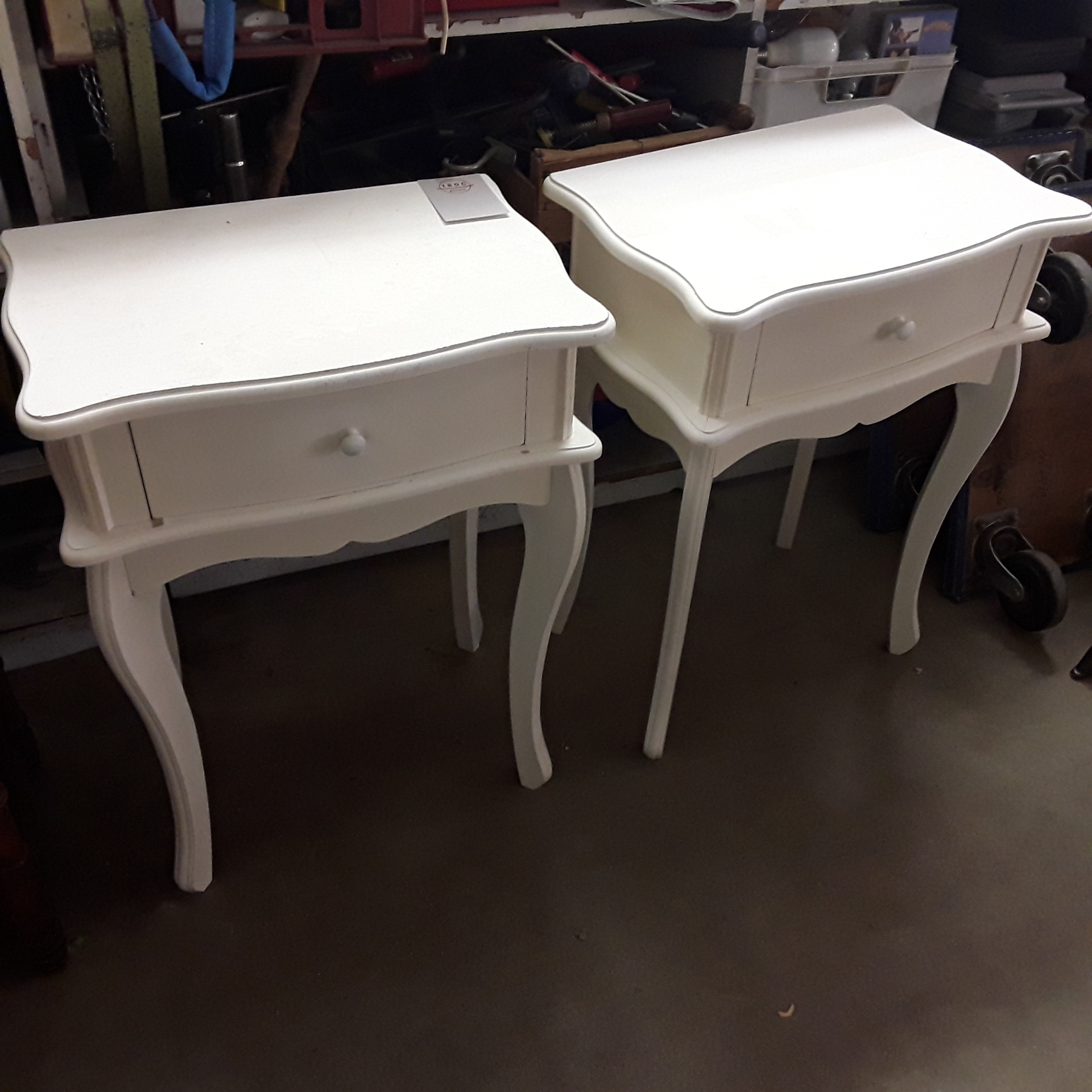<p>Paire de chevets blancs<br />1 tiroir<br />40,00 € T.T.C<br /><a href="/Article/122376?type=depose" style="color:white;" target="_blank">Lien vers l&#39;article</a></p>