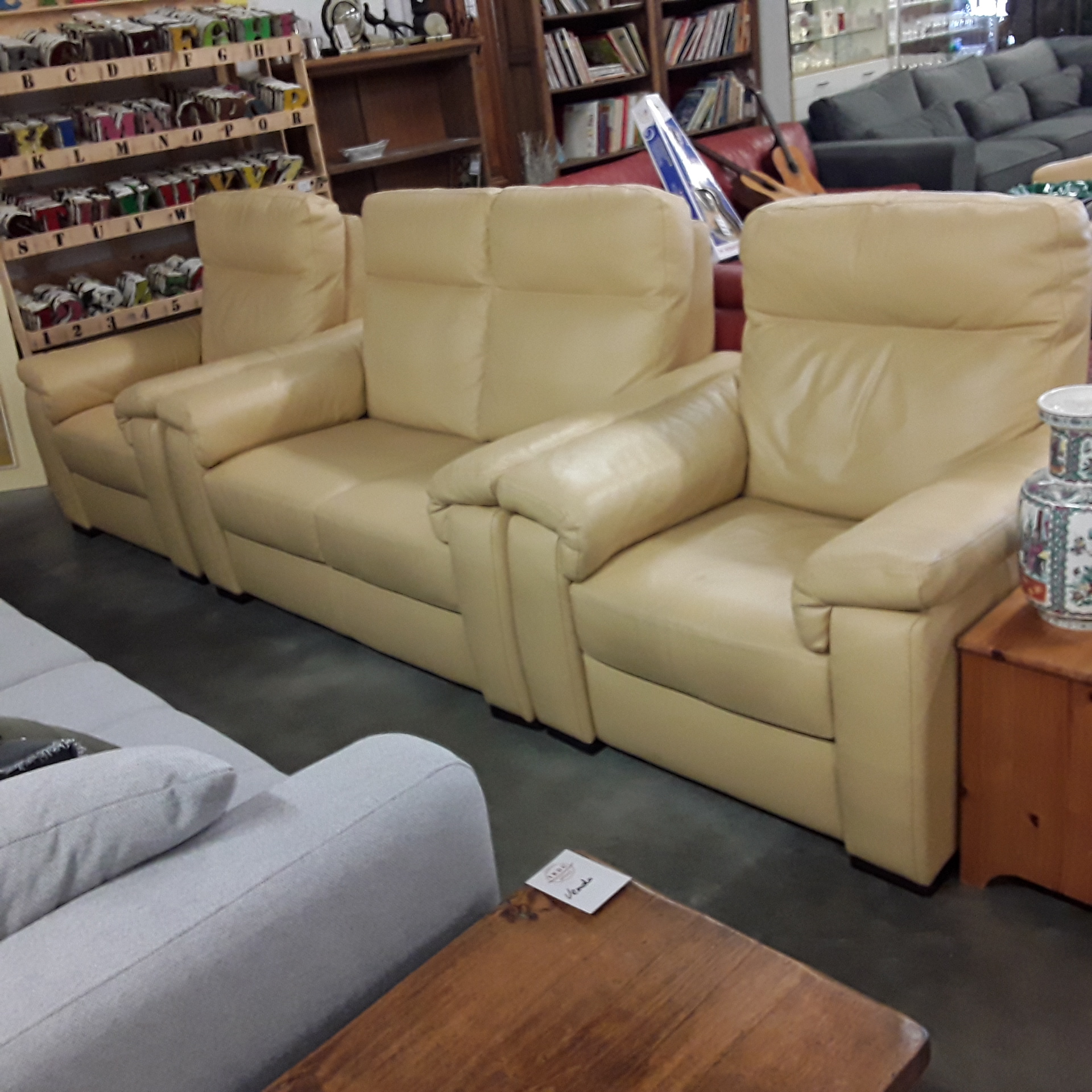 <p>Salon en cuir jaune 2+1+1<br />280,00 € T.T.C<br /><a href="/Article/122103?type=depose" style="color:white;" target="_blank">Lien vers l&#39;article</a></p>