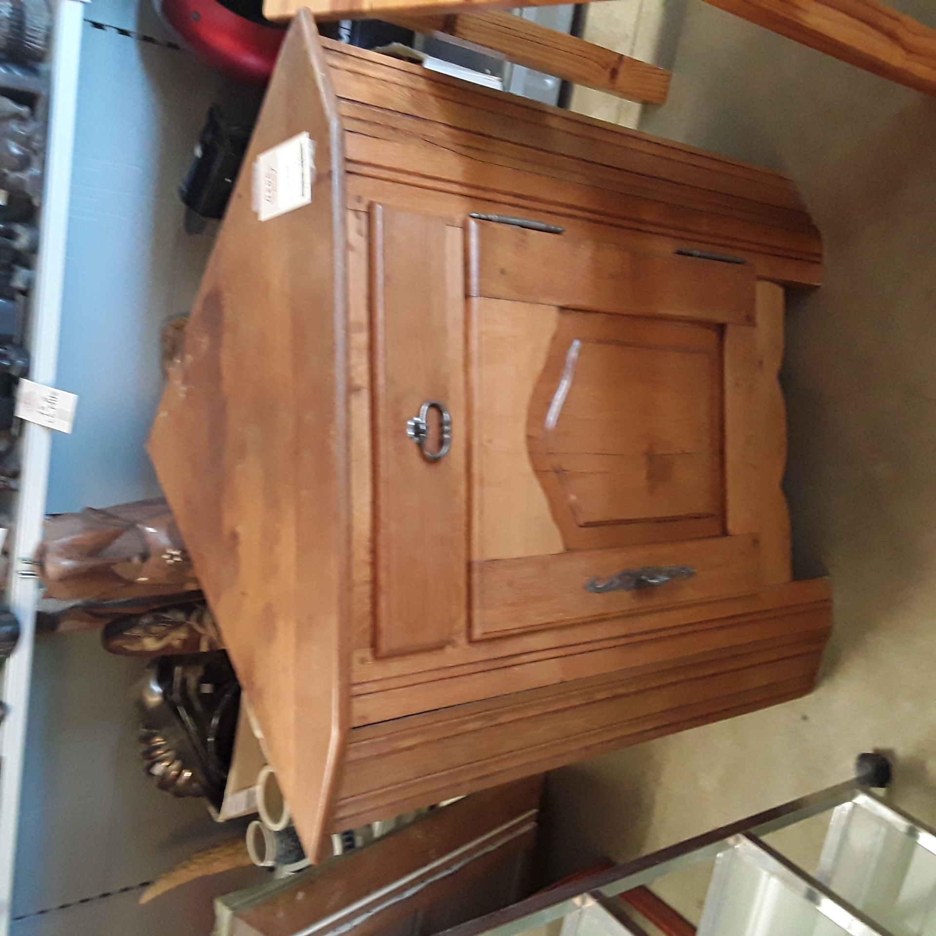 <p>Meuble en coin chêne<br />Enconure <br />50,00 € T.T.C<br /><a href="/Article/123365?type=depose" style="color:white;" target="_blank">Lien vers l'article</a></p>