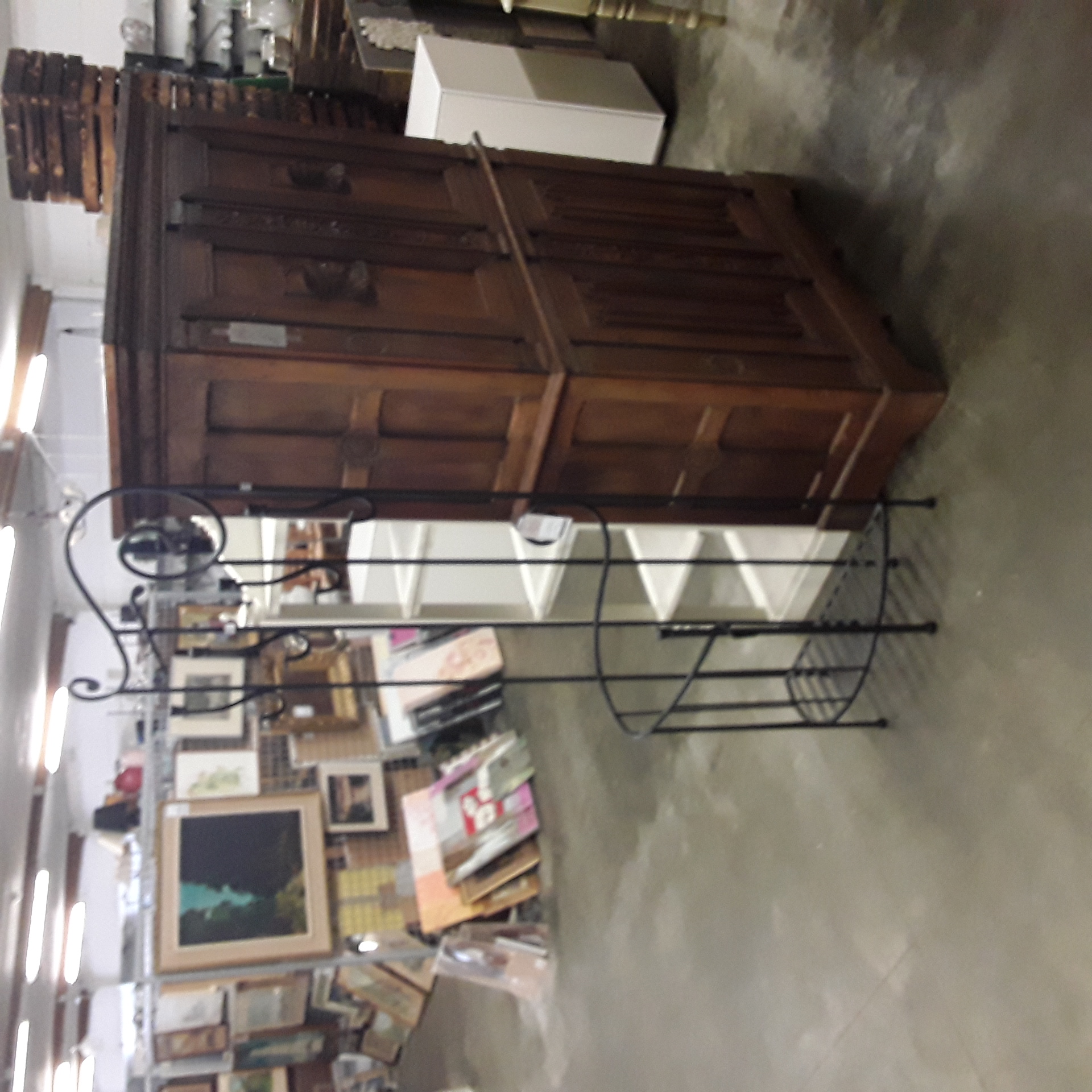 <p>Porte-manteaux fer forgé<br />95,00 € T.T.C<br /><a href="/Article/123576?type=depose" style="color:white;" target="_blank">Lien vers l'article</a></p>