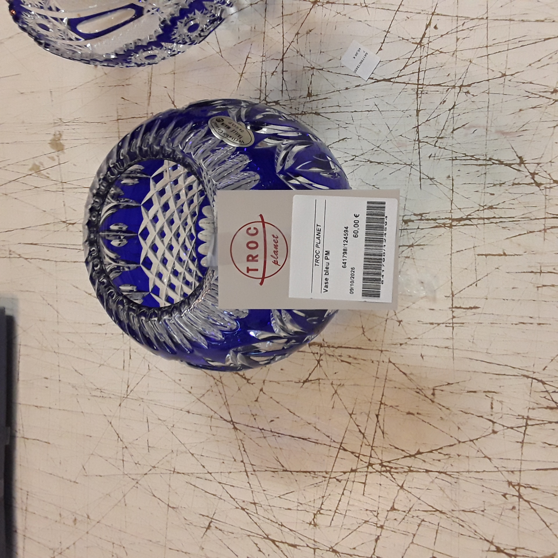 <p>Vase bleu PM<br />60,00 € T.T.C<br /><a href="/Article/124594?type=depose" style="color:white;" target="_blank">Lien vers l'article</a></p>